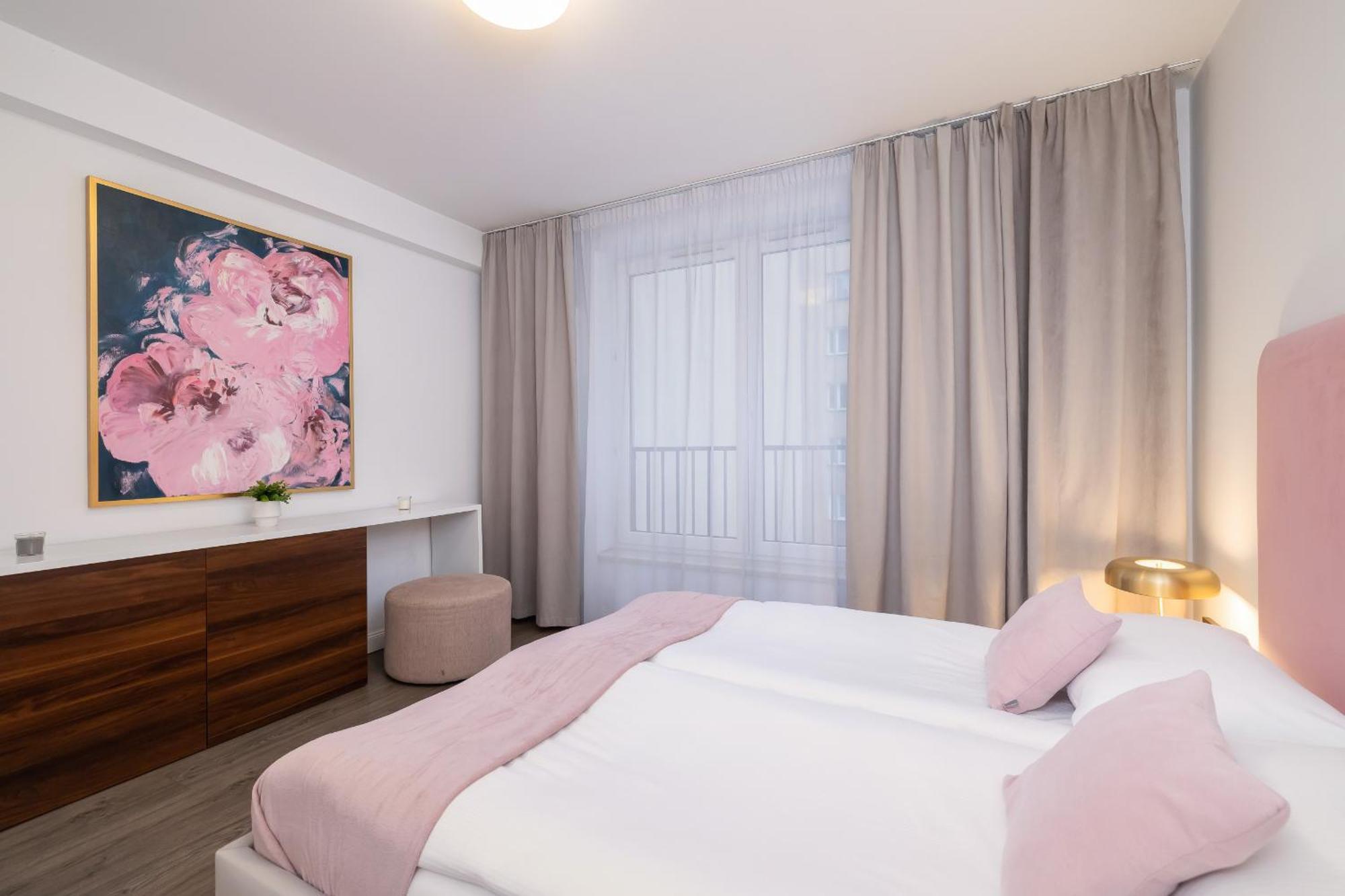 Blue And With Bright Pink Bedroom In By Renters Cracóvia