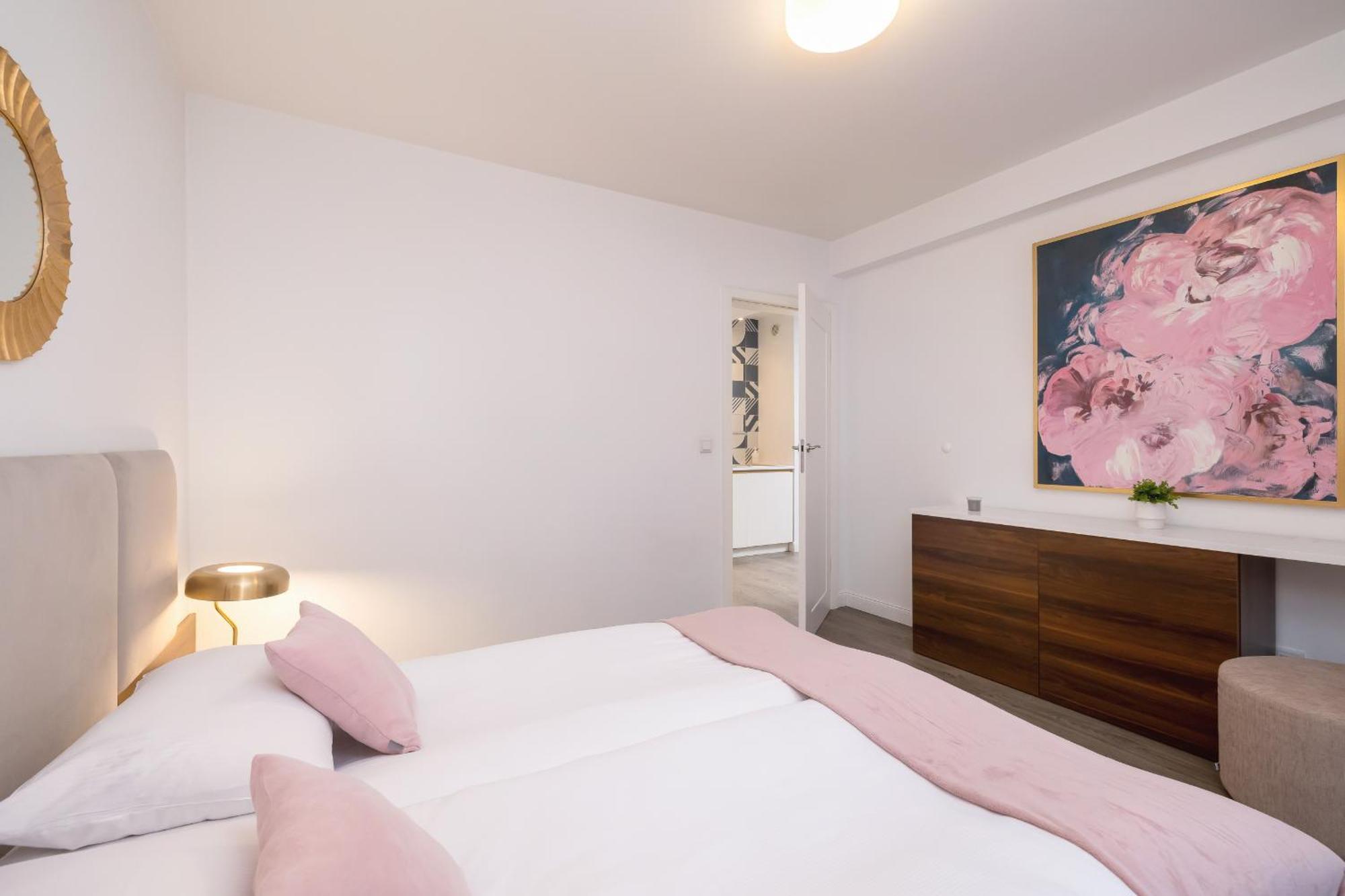 Apartamento Blue And With Bright Pink Bedroom In By Renters Cracóvia