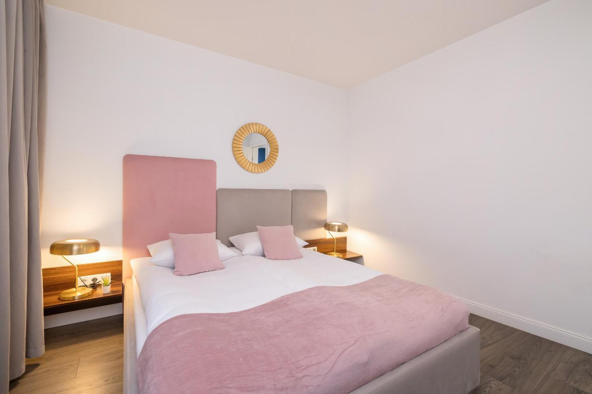 Blue And With Bright Pink Bedroom In By Renters Cracóvia