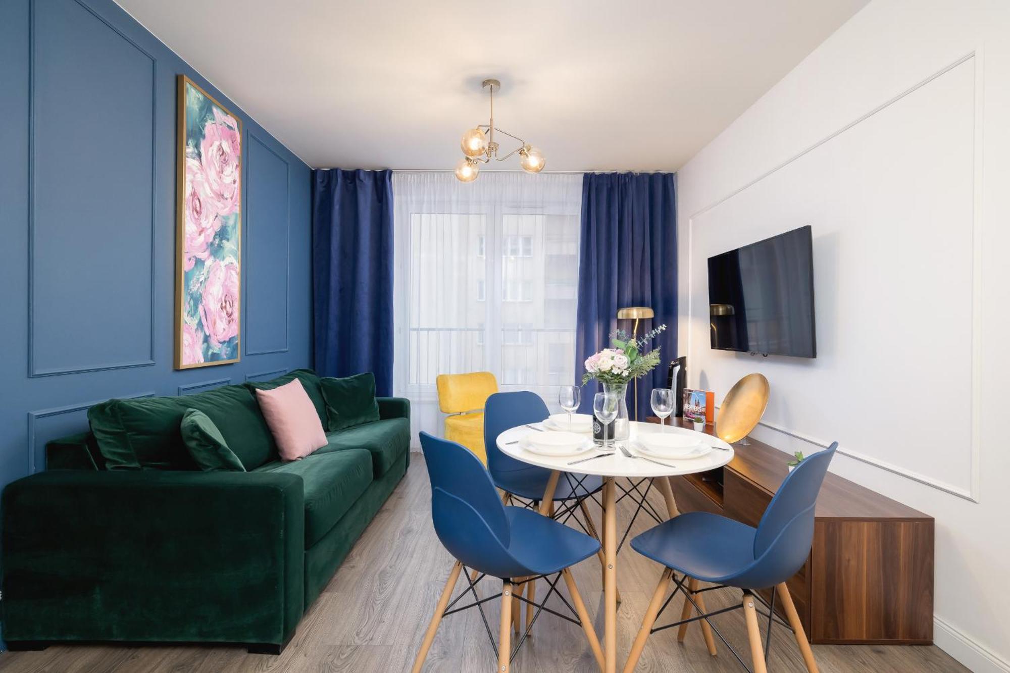 Blue And With Bright Pink Bedroom In By Renters Apartamento *