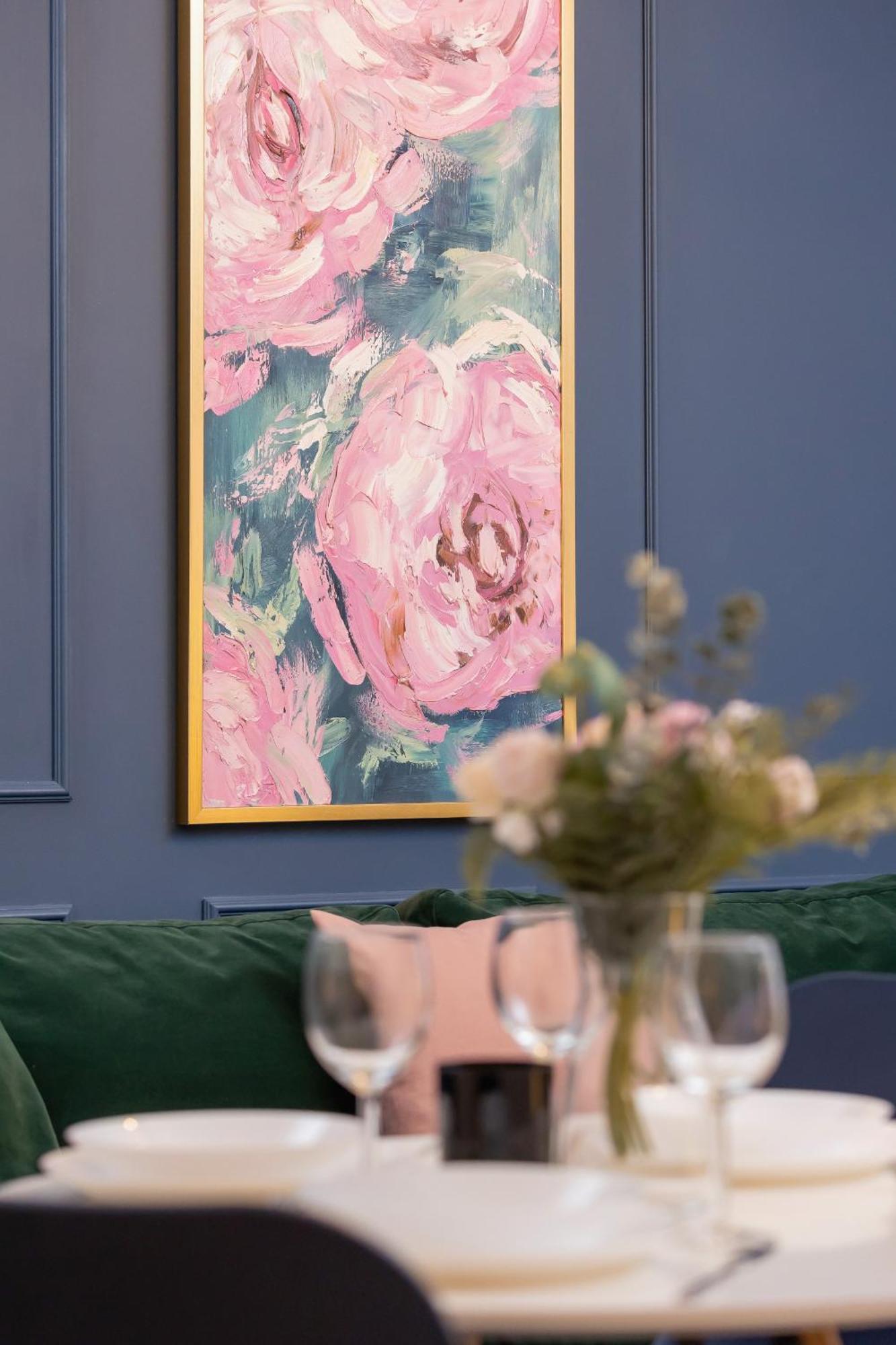 Blue And With Bright Pink Bedroom In By Renters Apartamento *