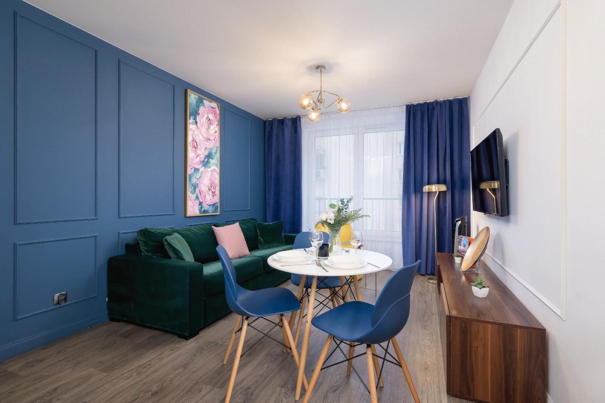 Blue And With Bright Pink Bedroom In By Renters Apartamento Cracóvia