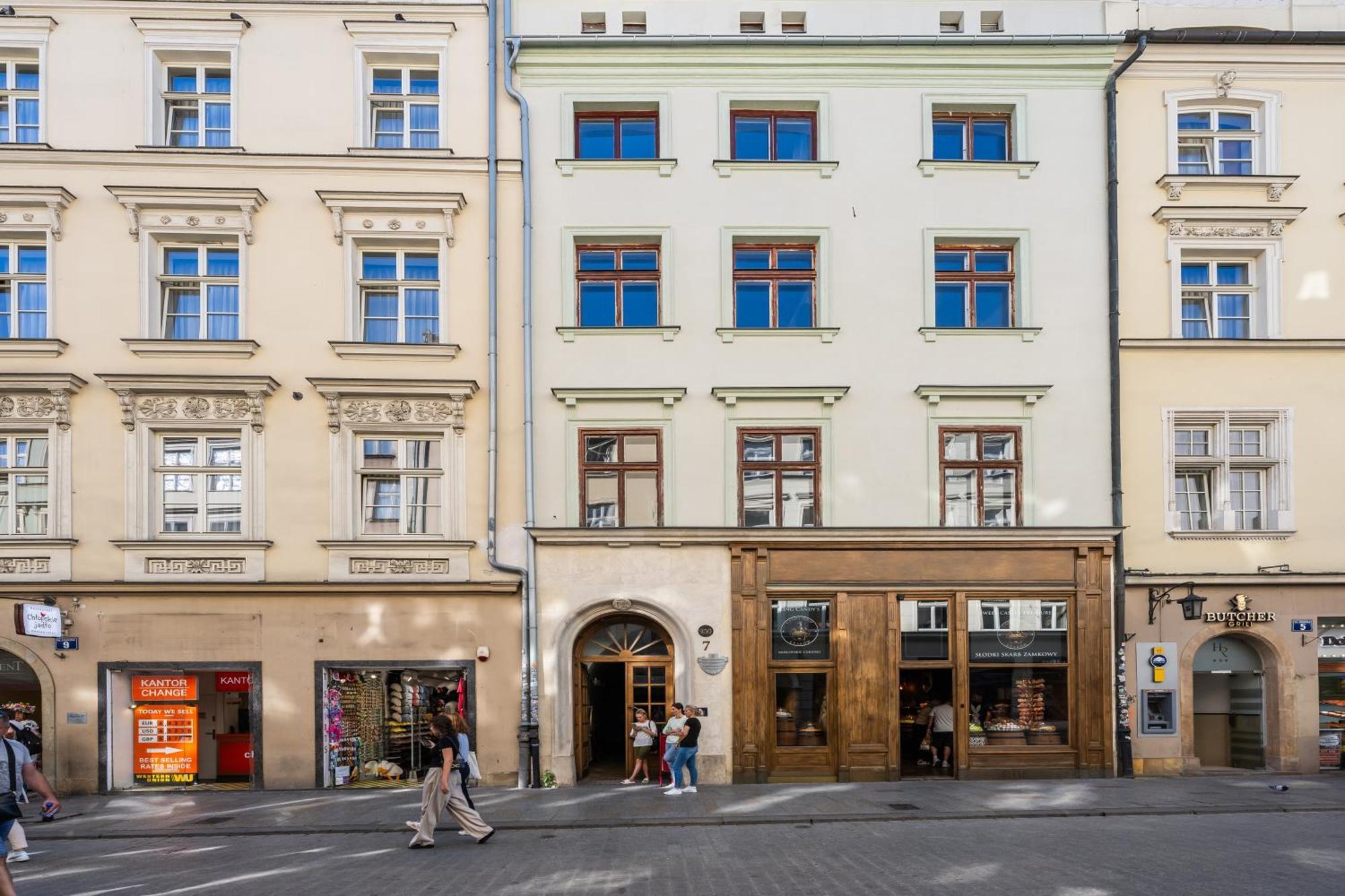 Gallery 7 - 3 *