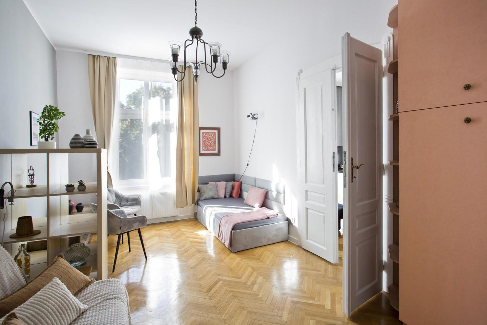 Large Next To Main Station - 85 M2 *