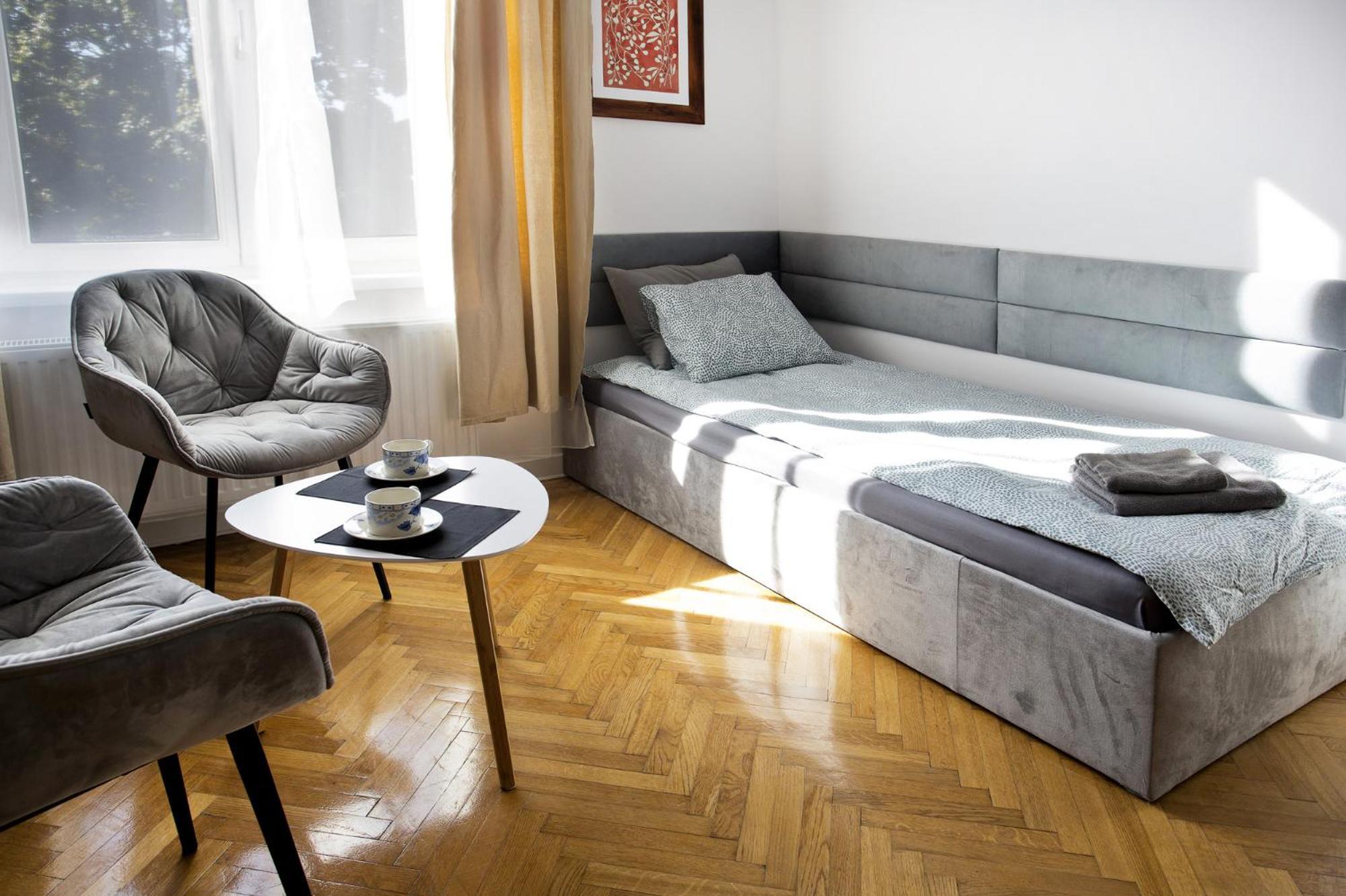 Large Next To Main Station - 85 M2 *
