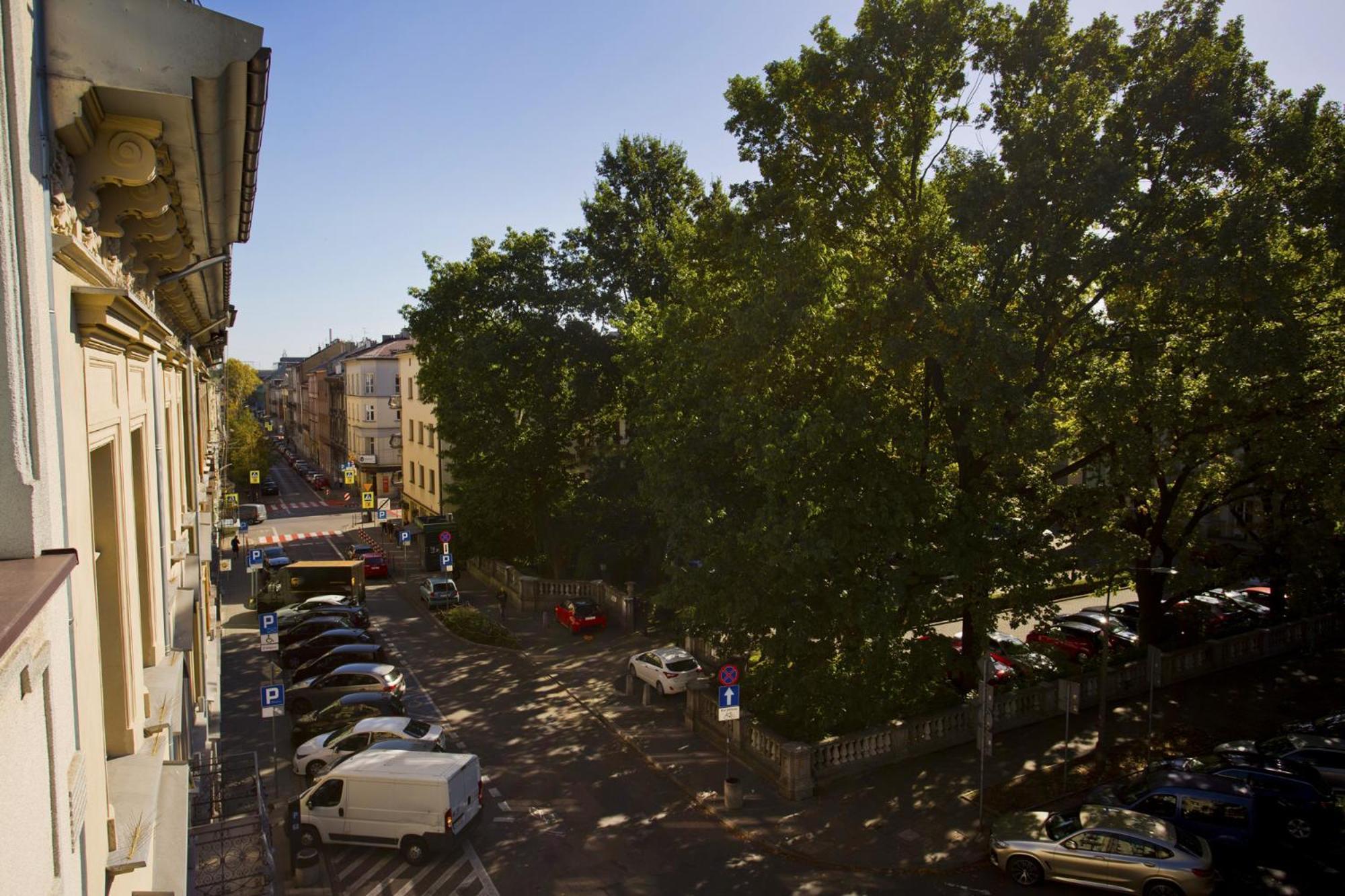 Large Next To Main Station - 85 M2 Apartment
