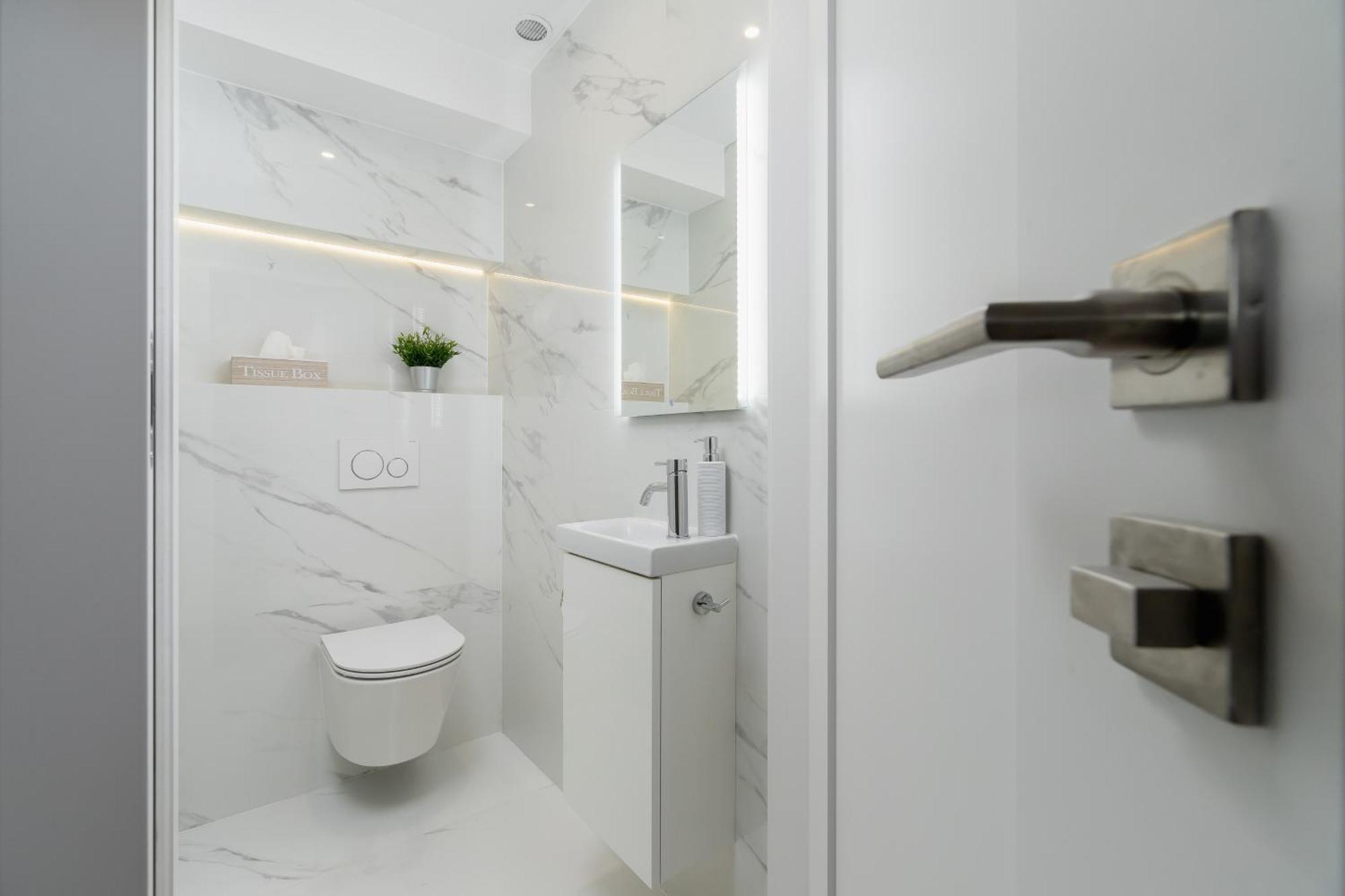 Modern Suitable For Remote Work With Balcony & Parking By Renters Cracóvia