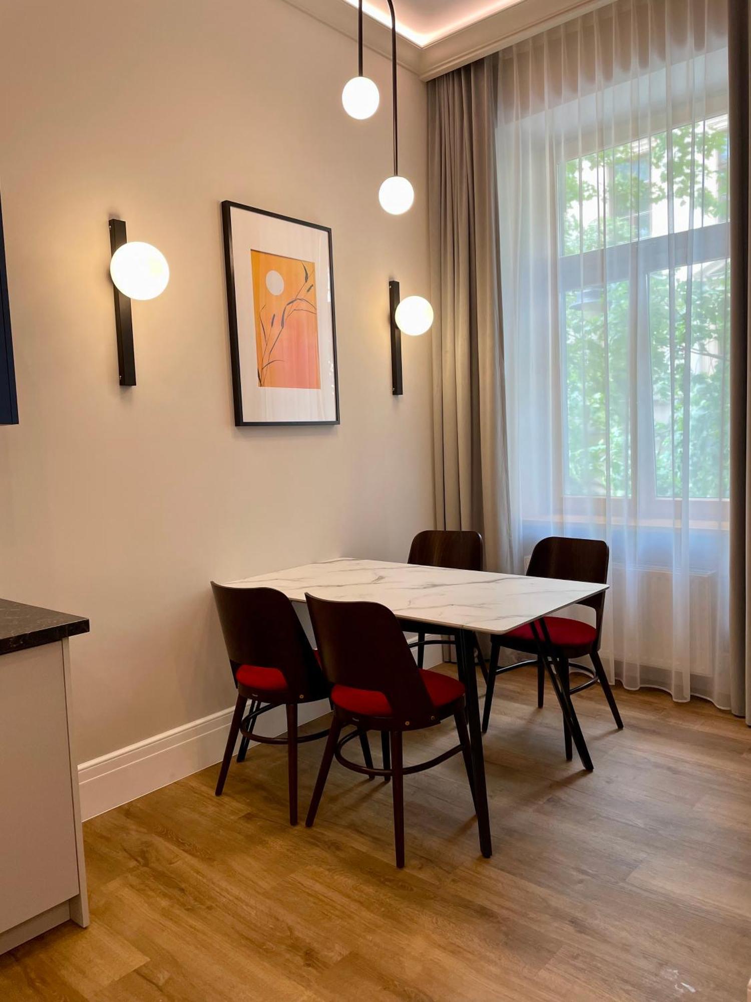 Golden Queen Center Apartment