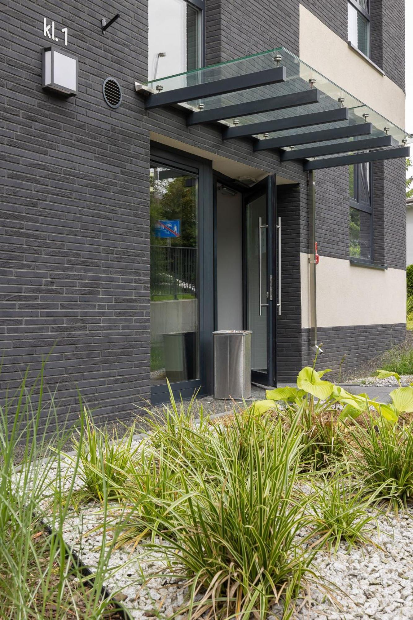 Modern Suitable For Remote Work With Balcony & Parking By Renters Apartamento *