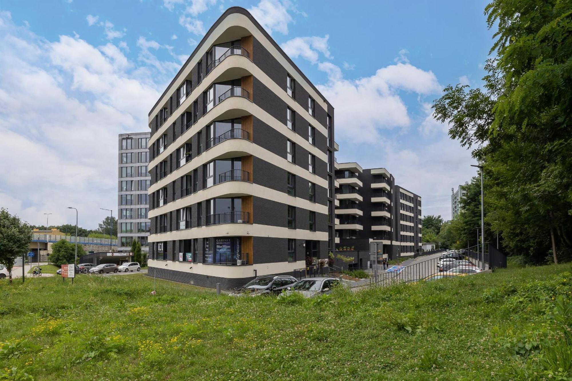 Modern Suitable For Remote Work With Balcony & Parking By Renters *