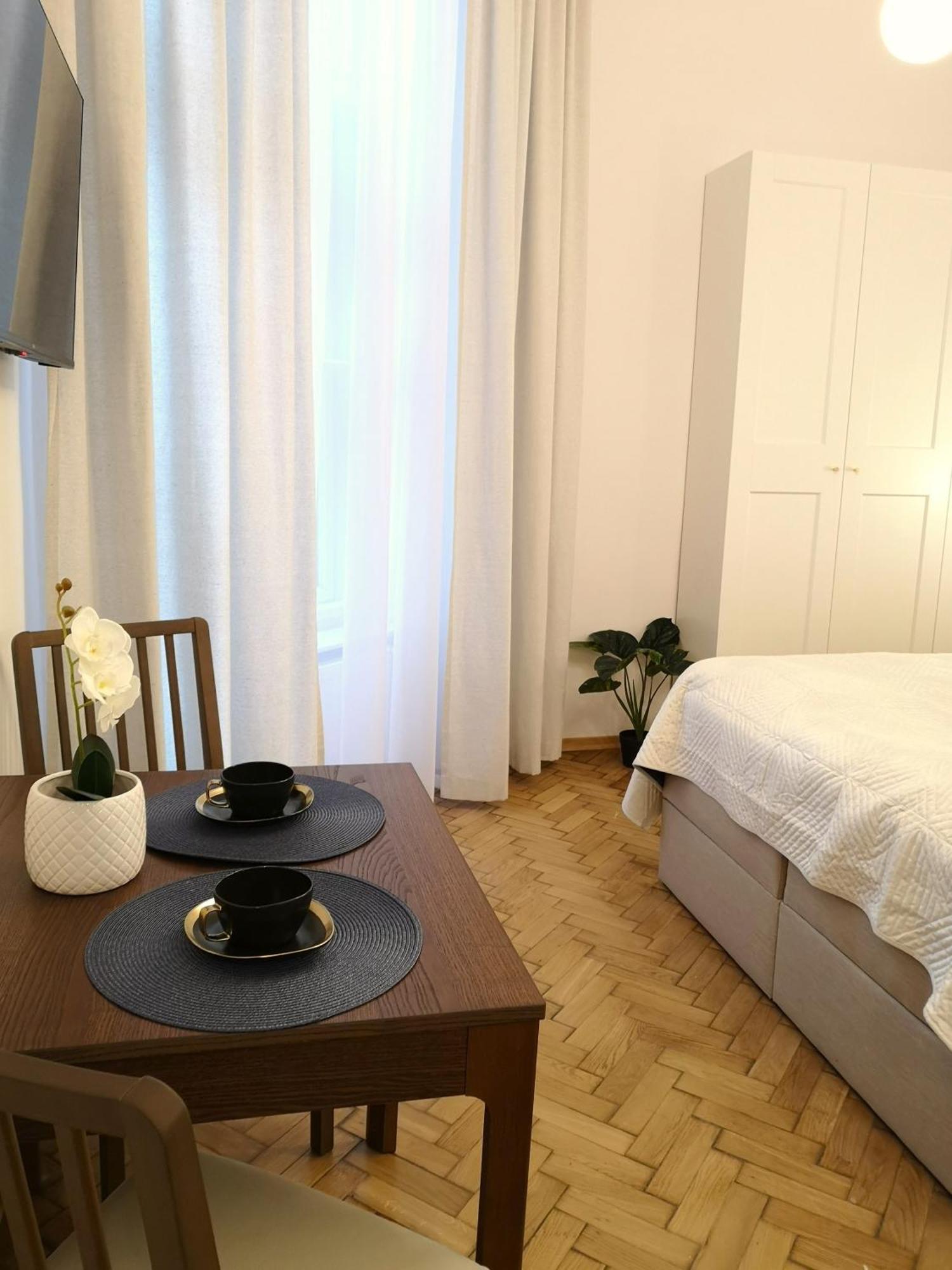 Unique Style Old Town - 25 Min From The Airport - By Homelike Appartement