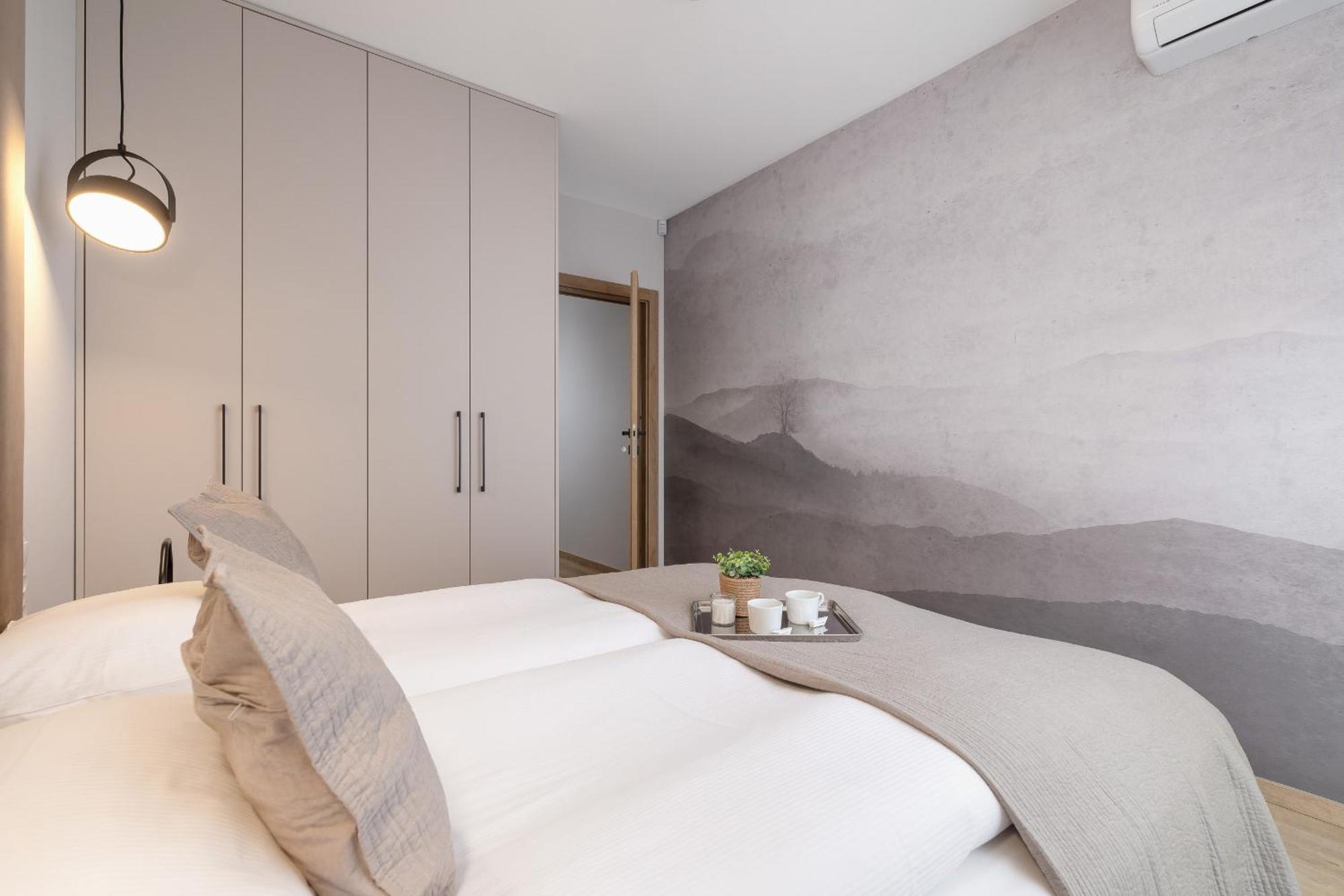 Bright In With Garden, Air Conditioning, Parking And Desk By Renters Prestige