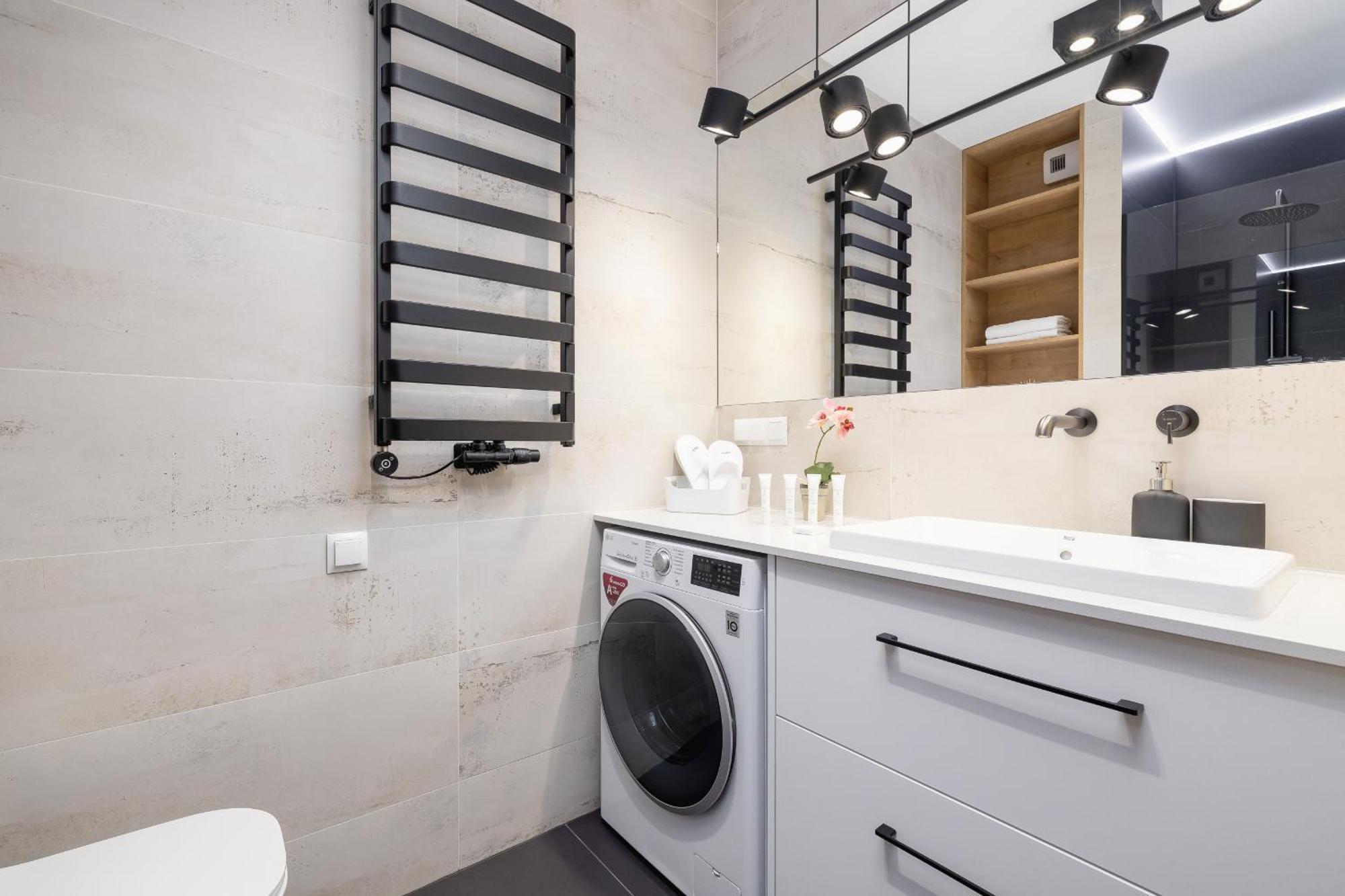 Bright In With Garden, Air Conditioning, Parking And Desk By Renters Prestige Krakow