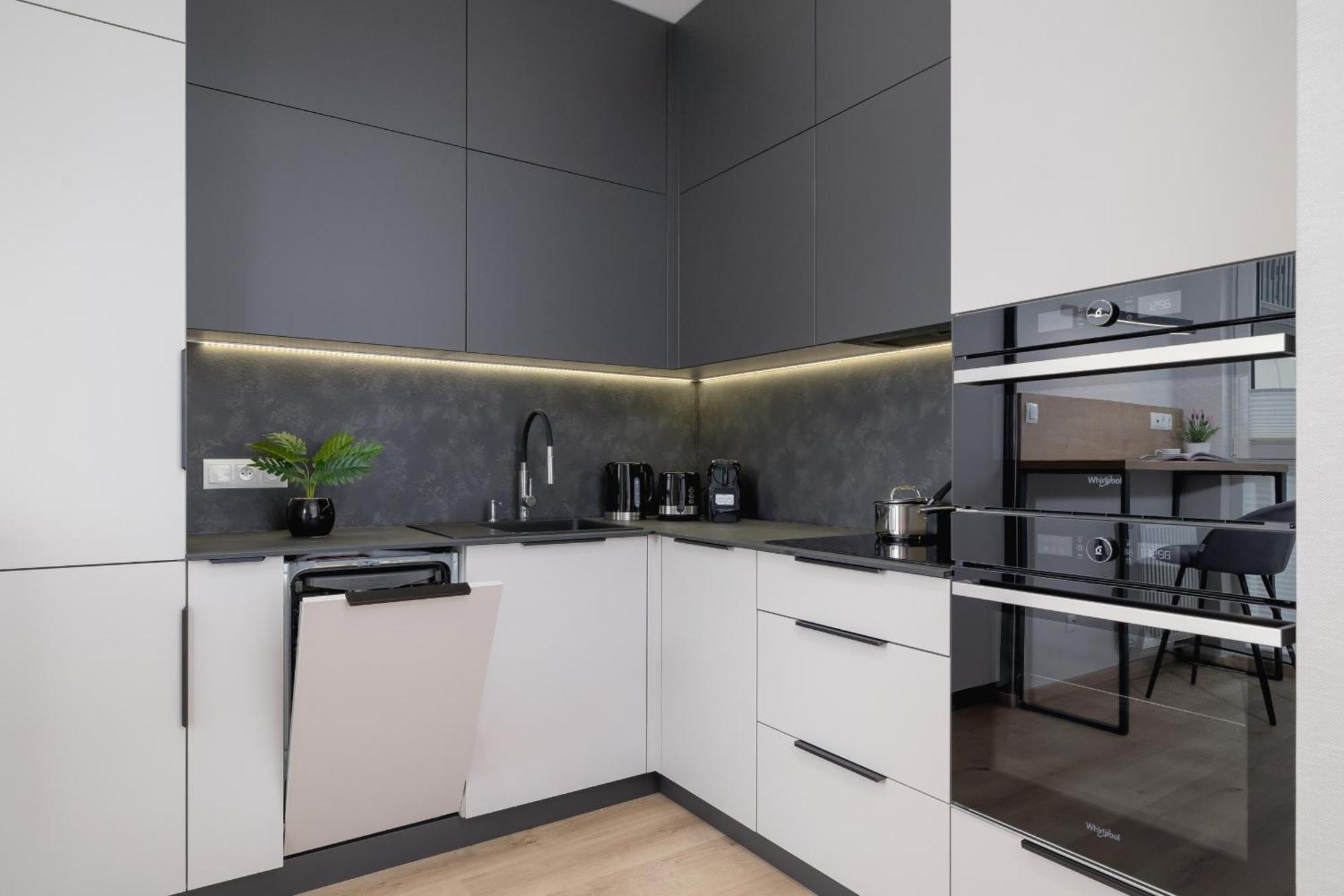 Apartment Bright In With Garden, Air Conditioning, Parking And Desk By Renters Prestige