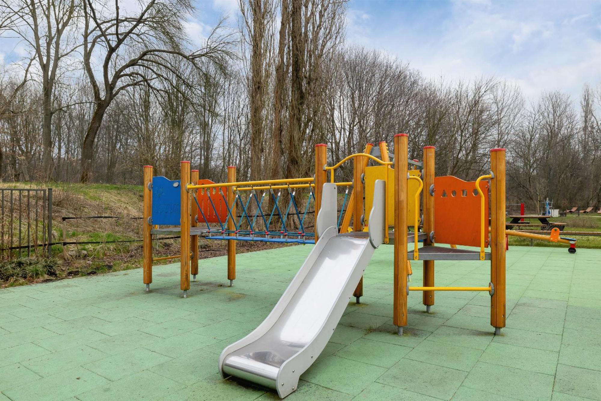 Bright In With Garden, Air Conditioning, Parking And Desk By Renters Prestige Krakow