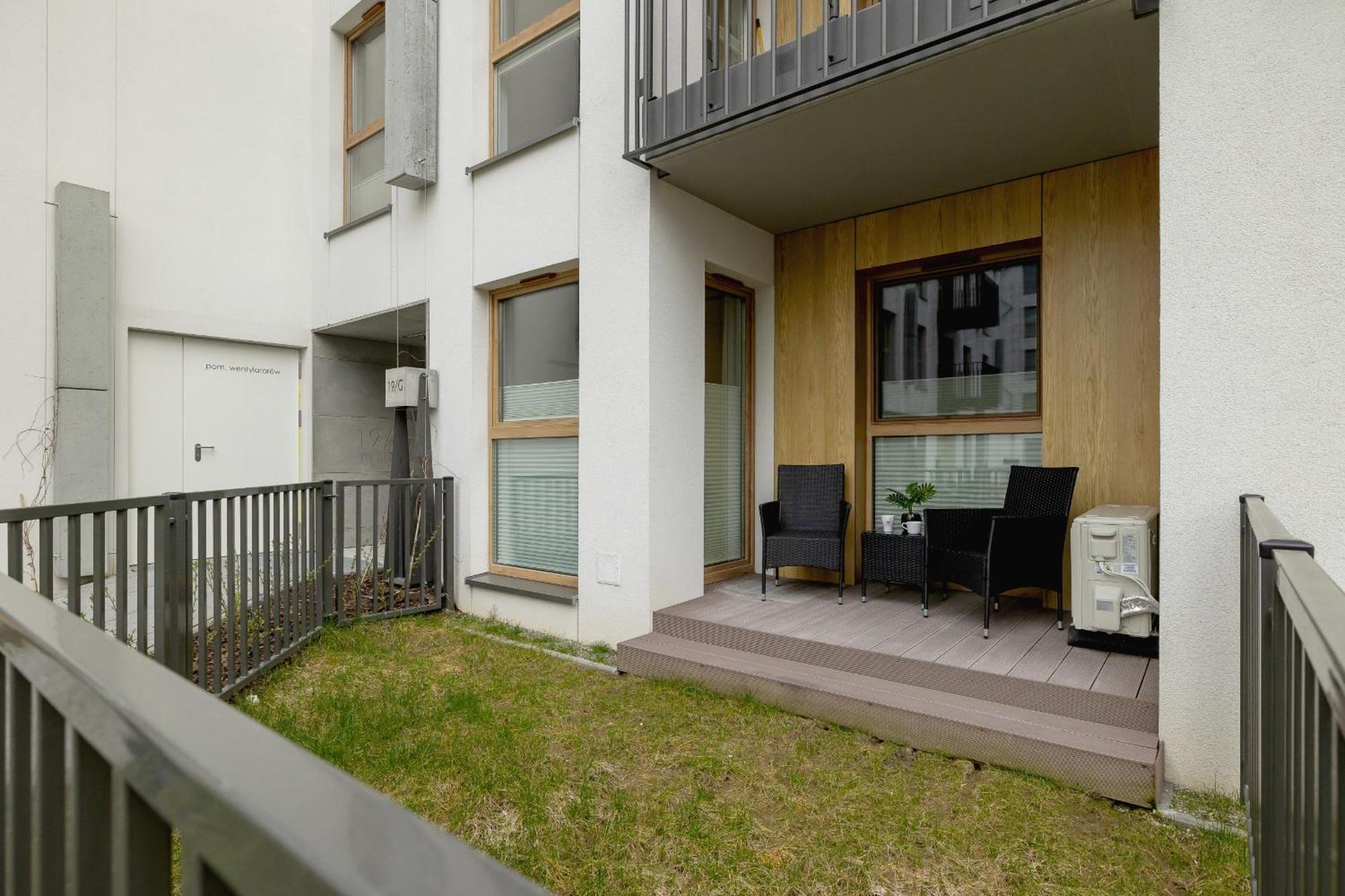 Bright In With Garden, Air Conditioning, Parking And Desk By Renters Prestige Apartment