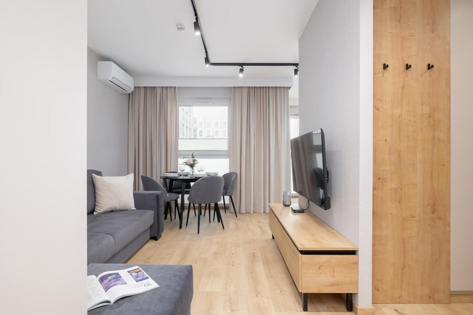 Bright In With Garden, Air Conditioning, Parking And Desk By Renters Prestige Apartment *