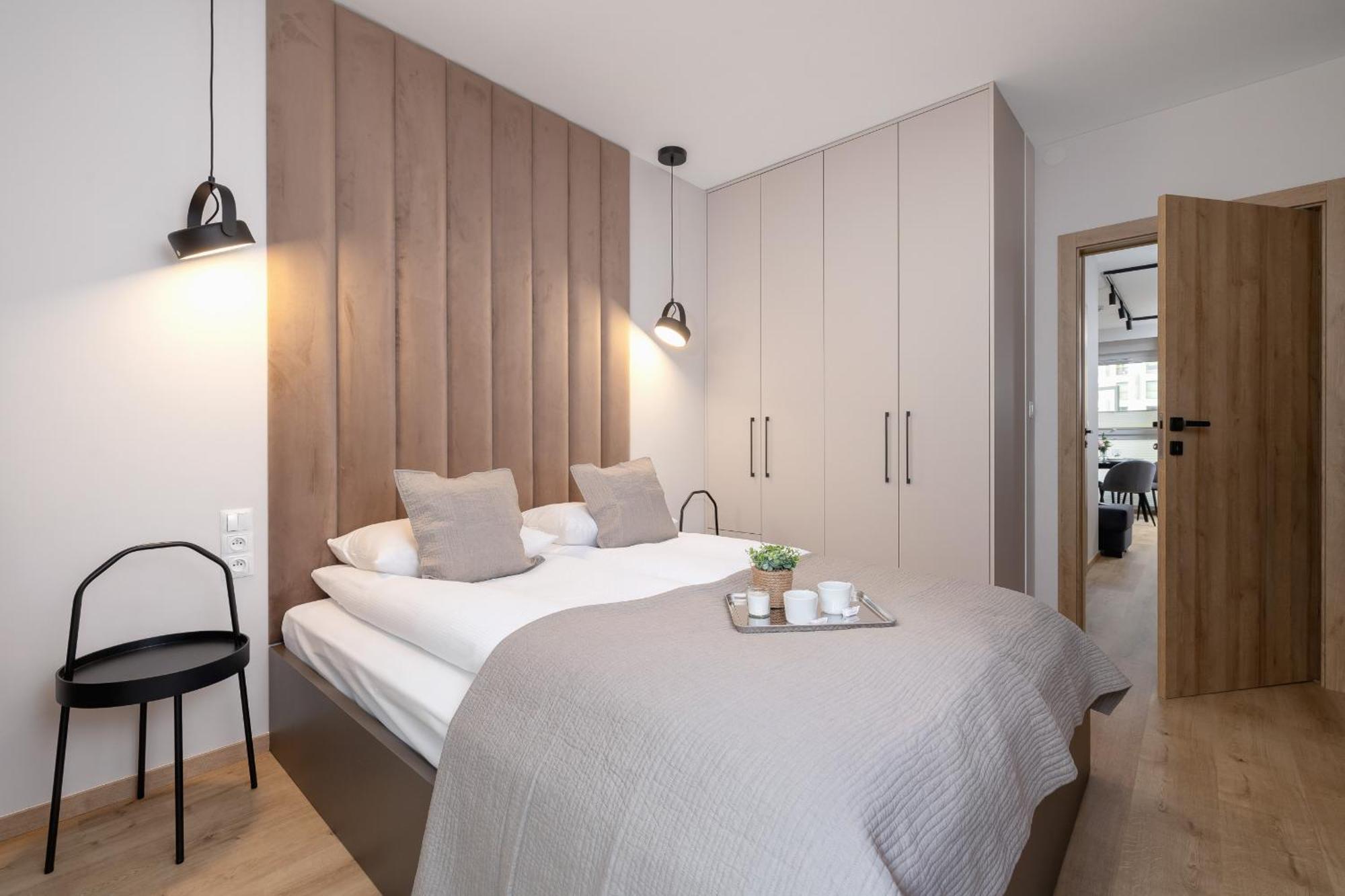 Apartment Bright In With Garden, Air Conditioning, Parking And Desk By Renters Prestige *