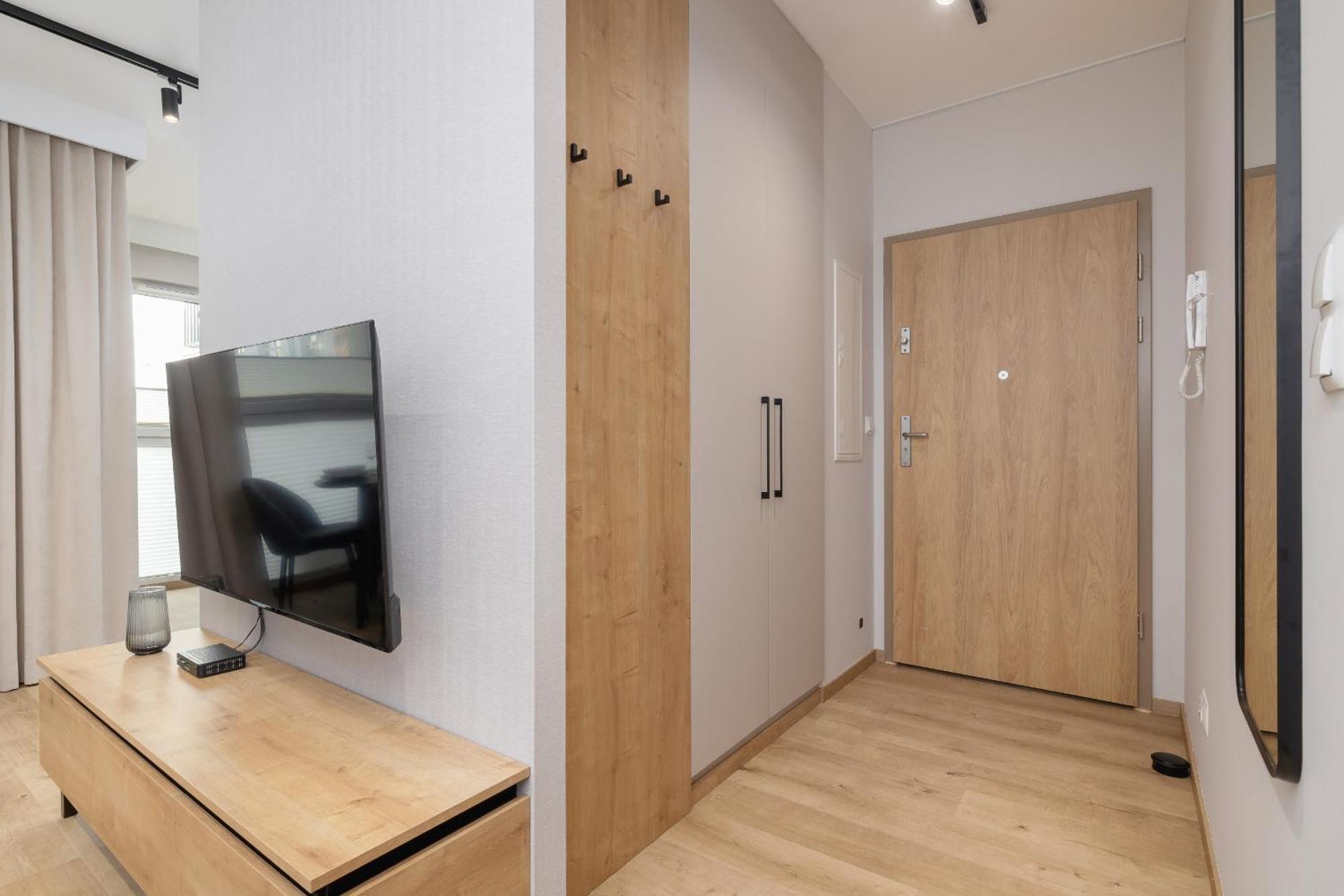 Bright In With Garden, Air Conditioning, Parking And Desk By Renters Prestige *