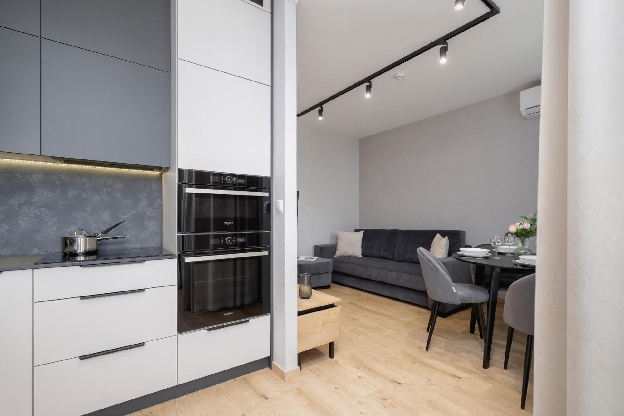 Bright In With Garden, Air Conditioning, Parking And Desk By Renters Prestige