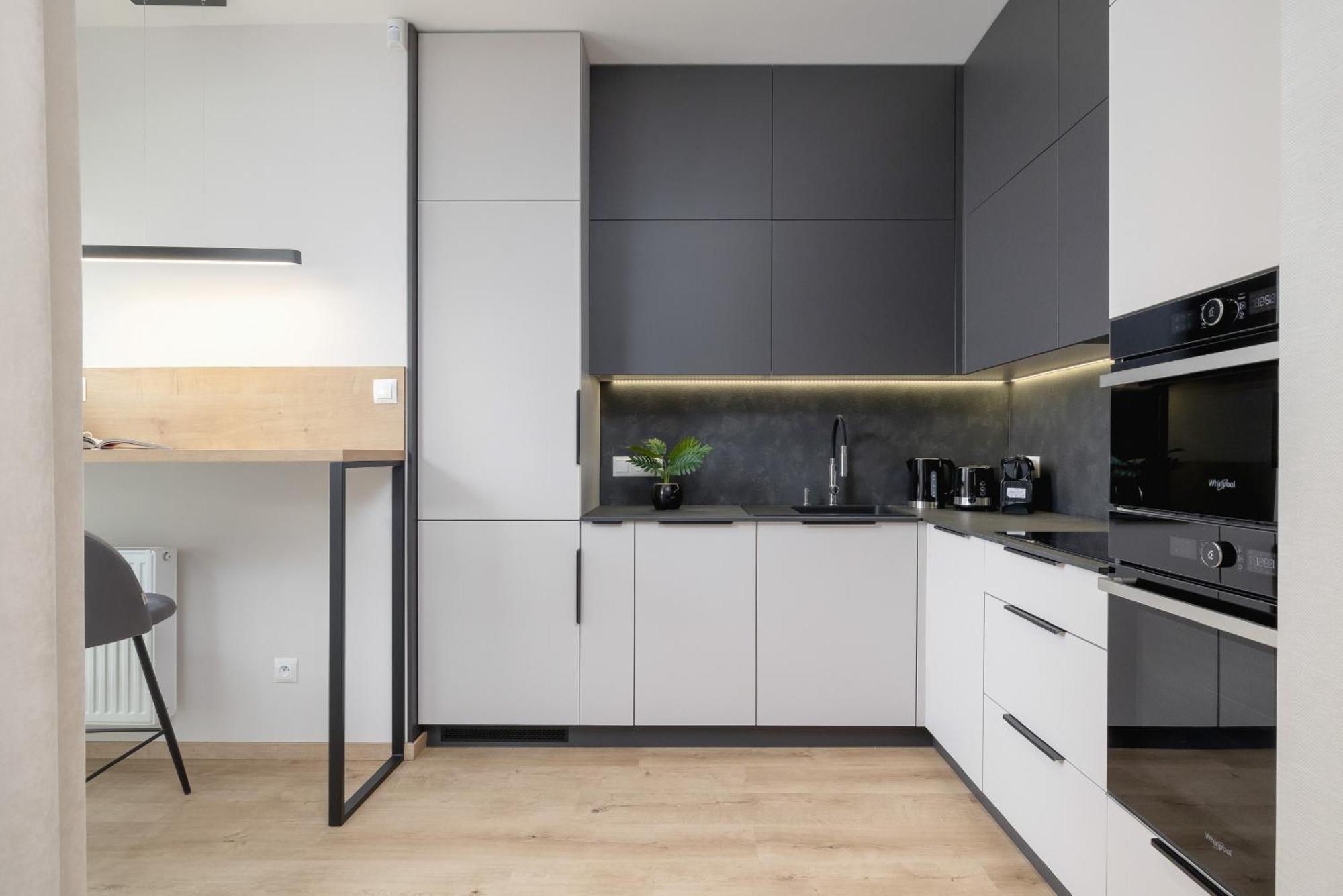 Apartment Bright In With Garden, Air Conditioning, Parking And Desk By Renters Prestige *