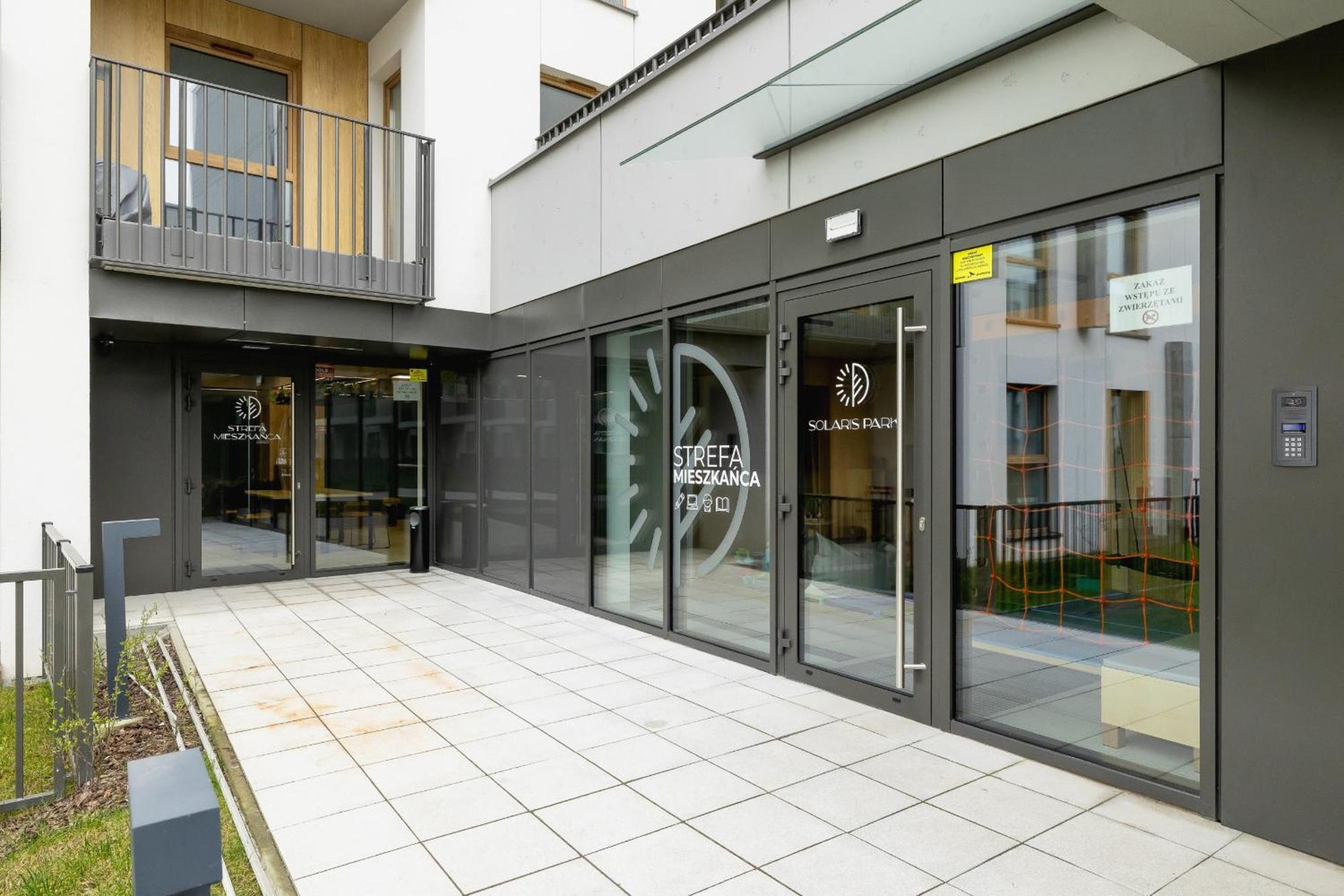 Bright In With Garden, Air Conditioning, Parking And Desk By Renters Prestige