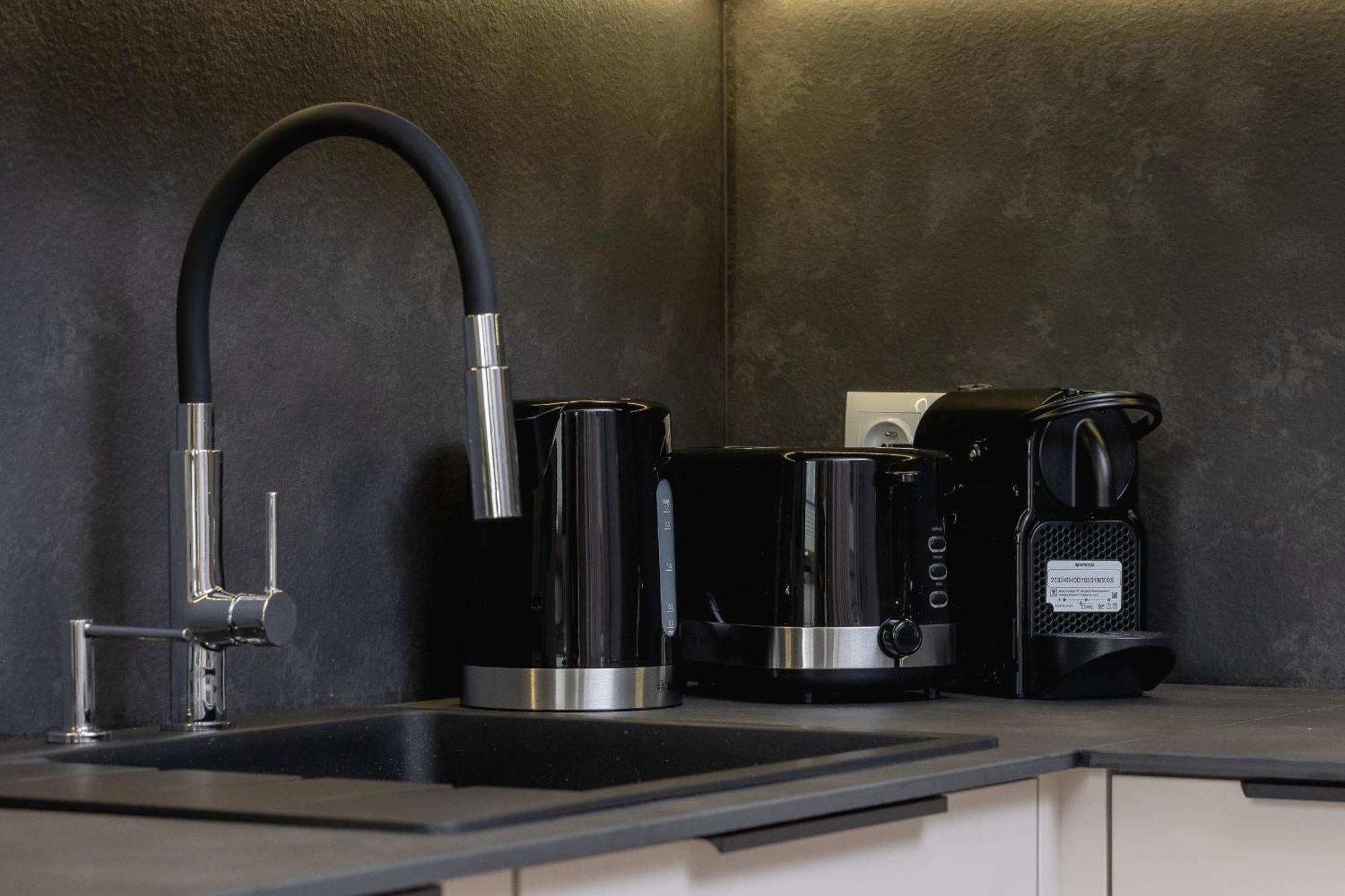 Apartment Bright In With Garden, Air Conditioning, Parking And Desk By Renters Prestige *