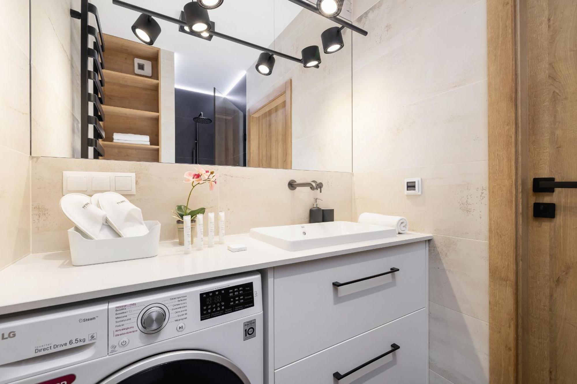 Bright In With Garden, Air Conditioning, Parking And Desk By Renters Prestige