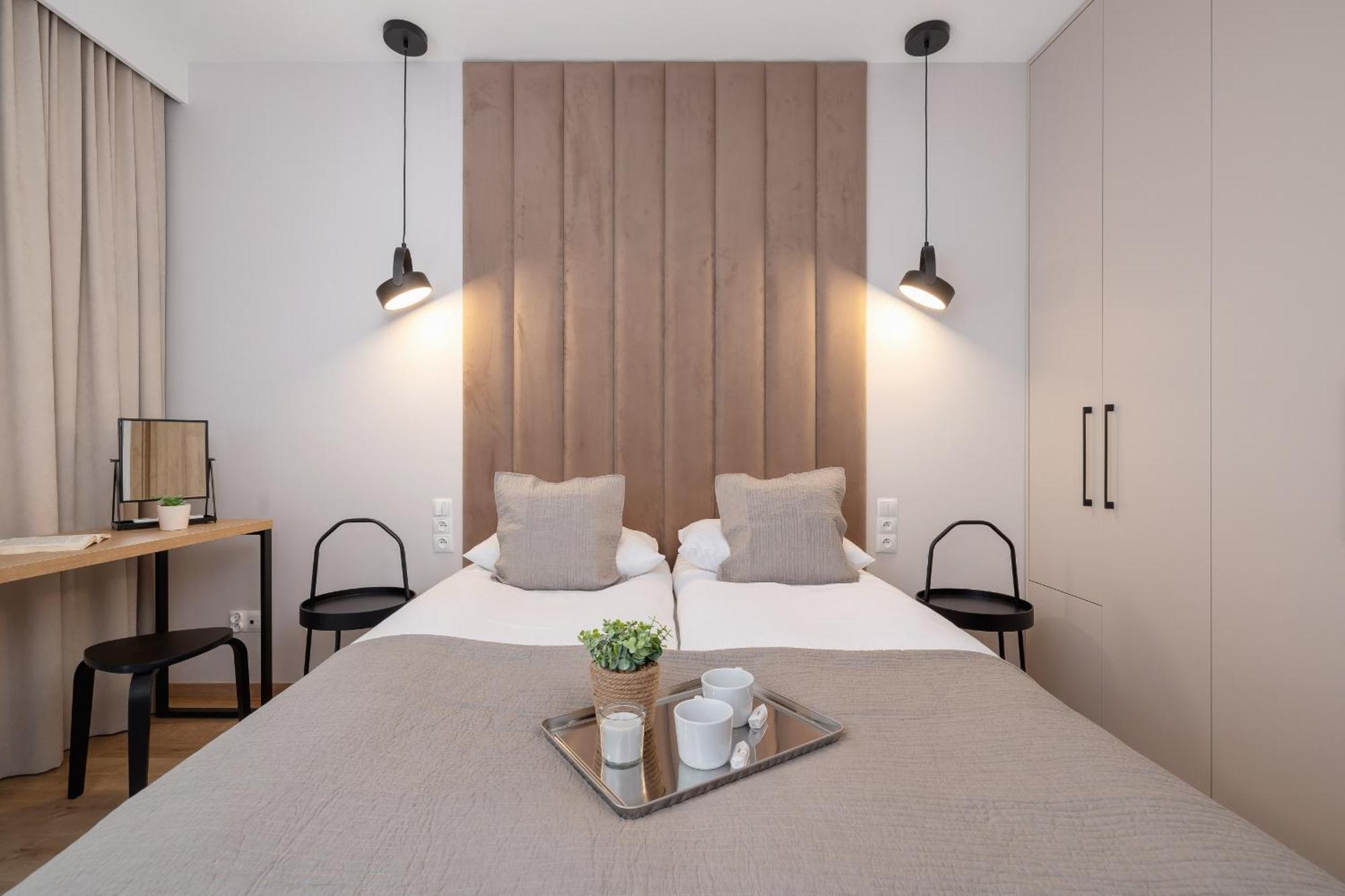 Bright In With Garden, Air Conditioning, Parking And Desk By Renters Prestige Apartment *