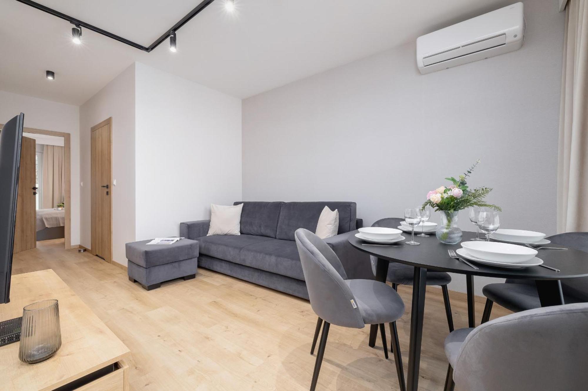 Bright In With Garden, Air Conditioning, Parking And Desk By Renters Prestige * Krakow
