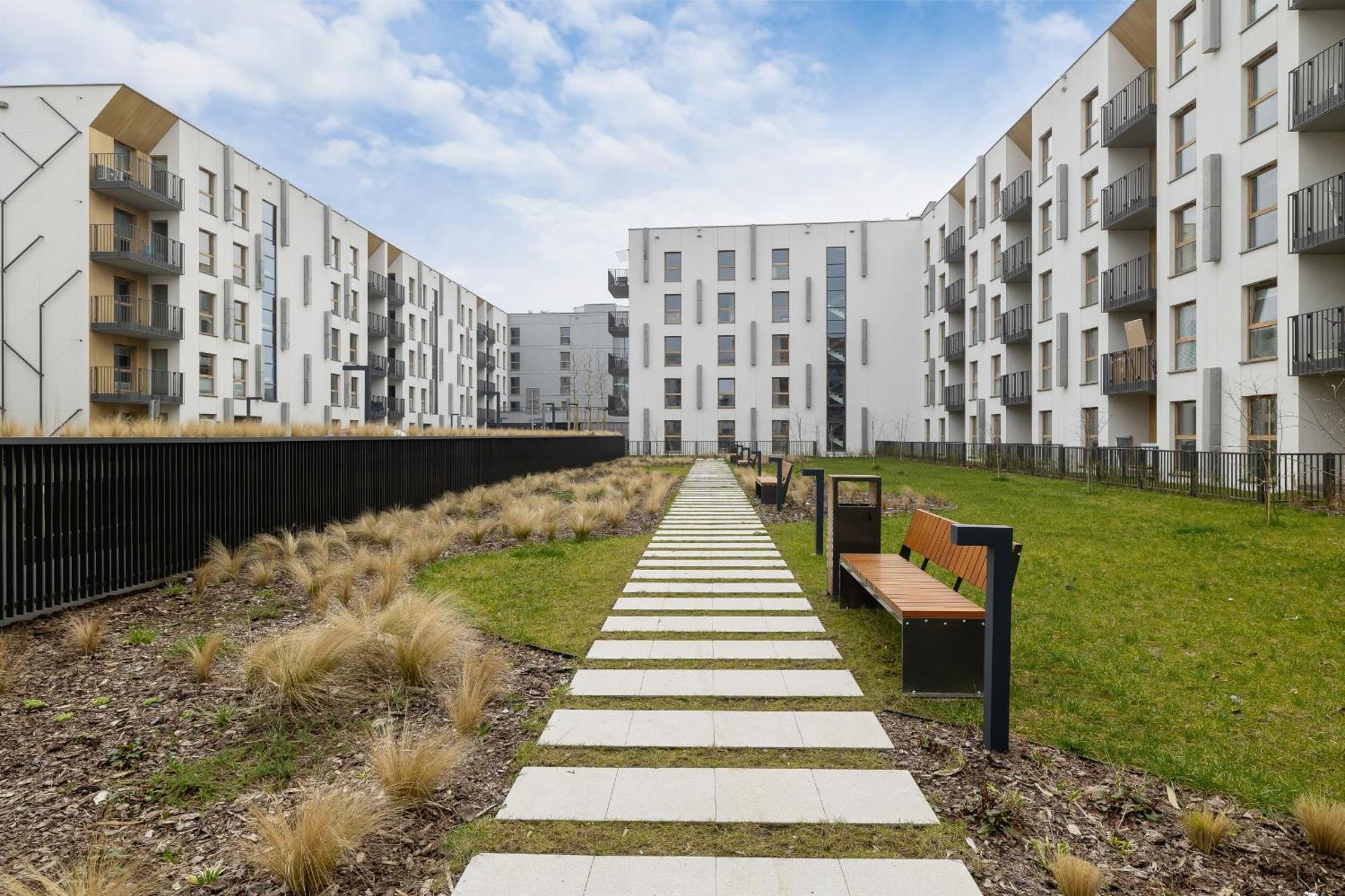 Apartment Bright In With Garden, Air Conditioning, Parking And Desk By Renters Prestige