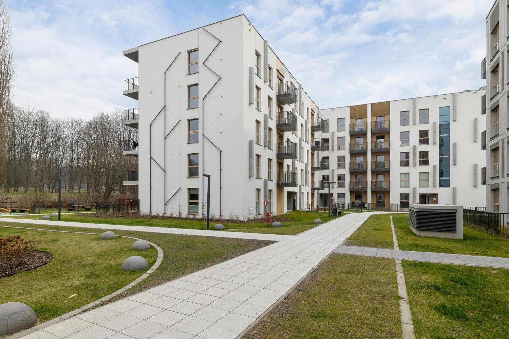 Bright In With Garden, Air Conditioning, Parking And Desk By Renters Prestige Apartment *