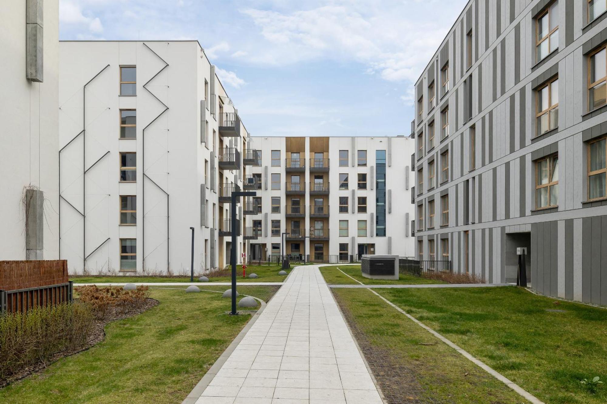 Bright In With Garden, Air Conditioning, Parking And Desk By Renters Prestige