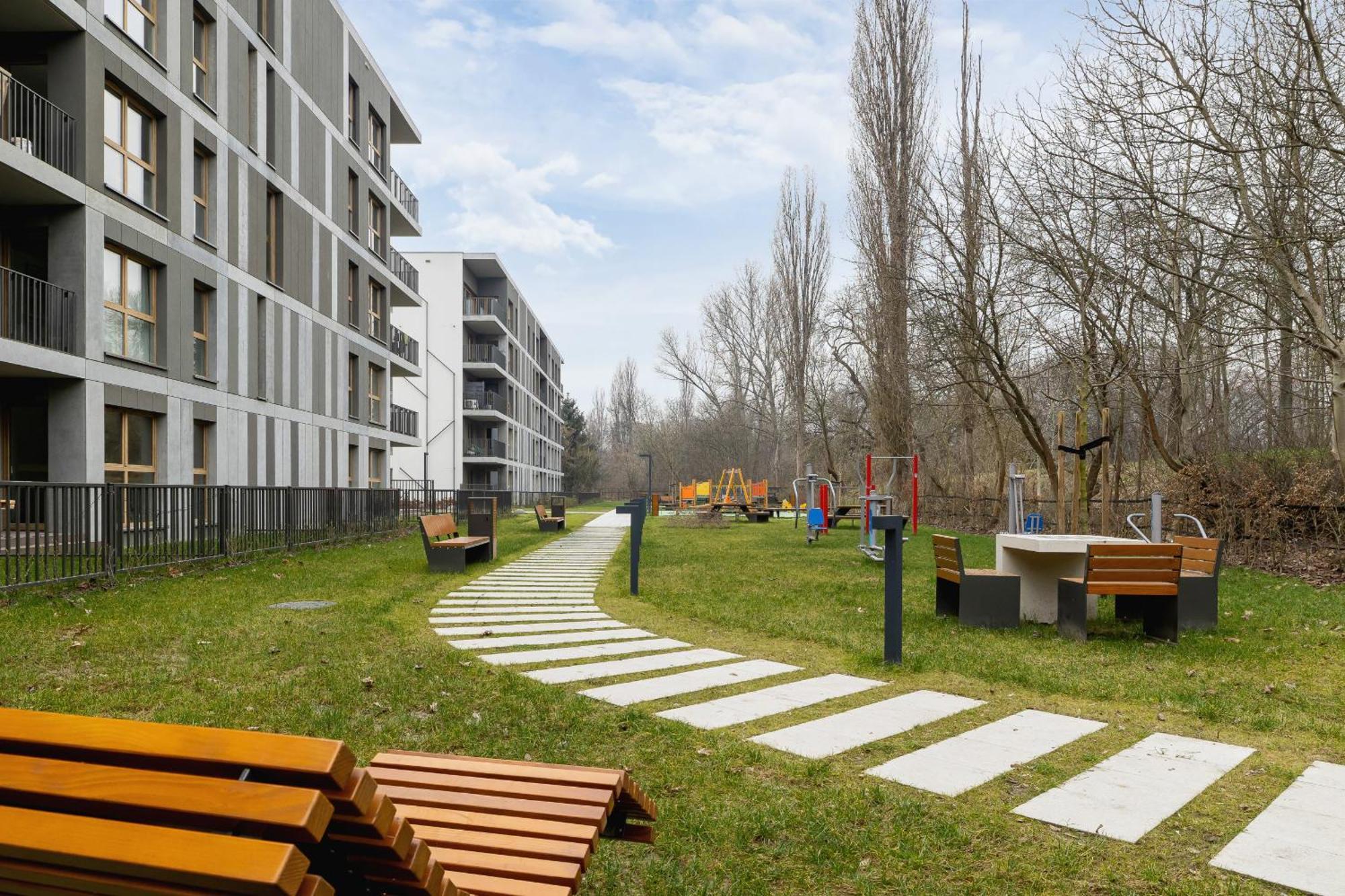 Bright In With Garden, Air Conditioning, Parking And Desk By Renters Prestige