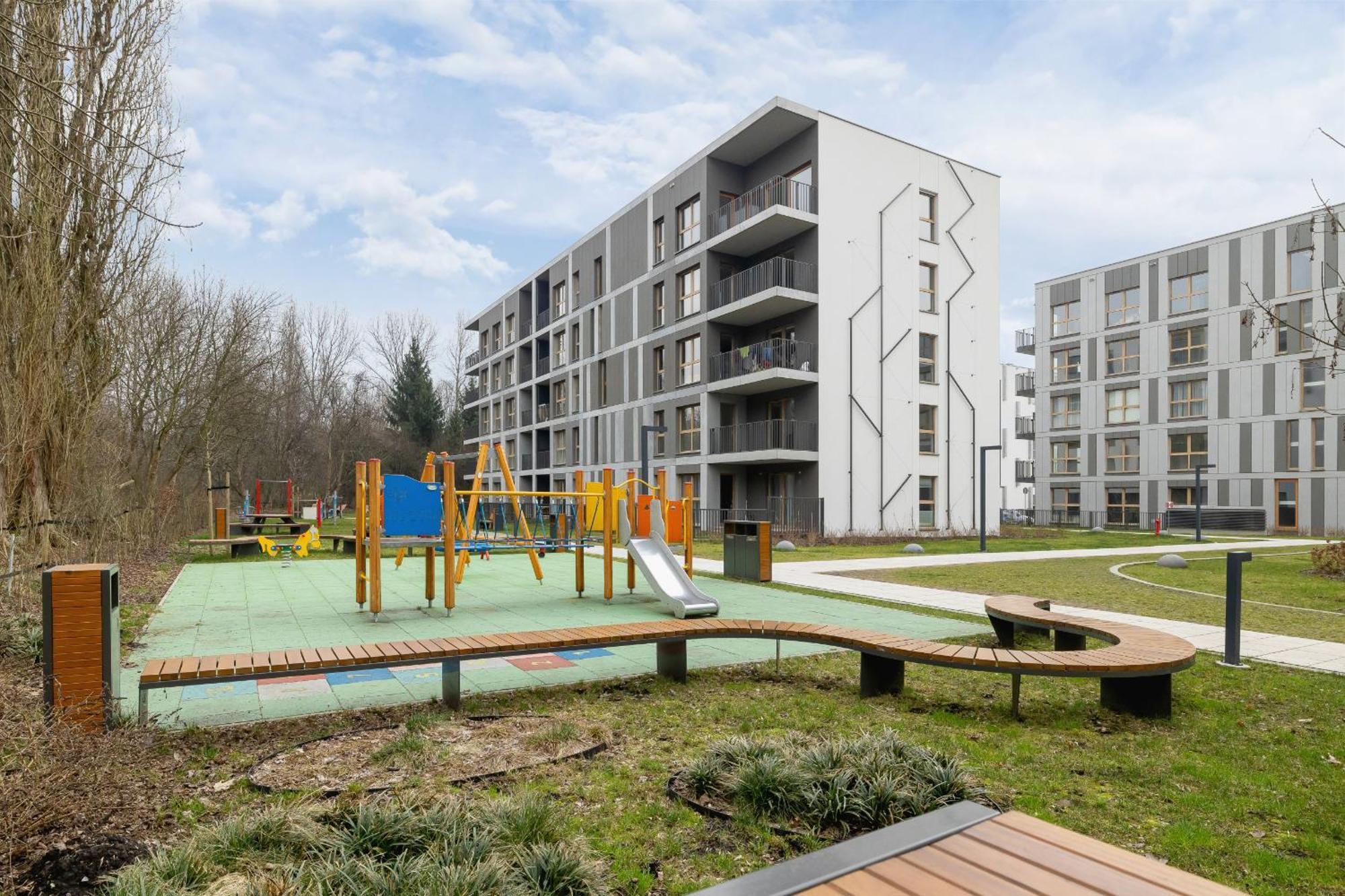 Bright In With Garden, Air Conditioning, Parking And Desk By Renters Prestige *