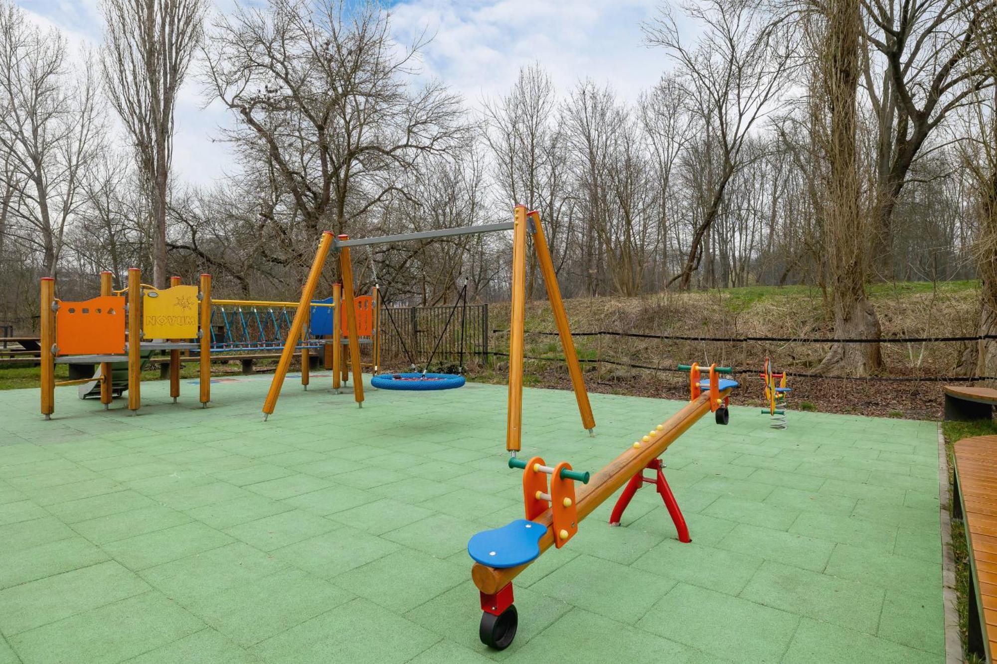 Bright In With Garden, Air Conditioning, Parking And Desk By Renters Prestige Krakow