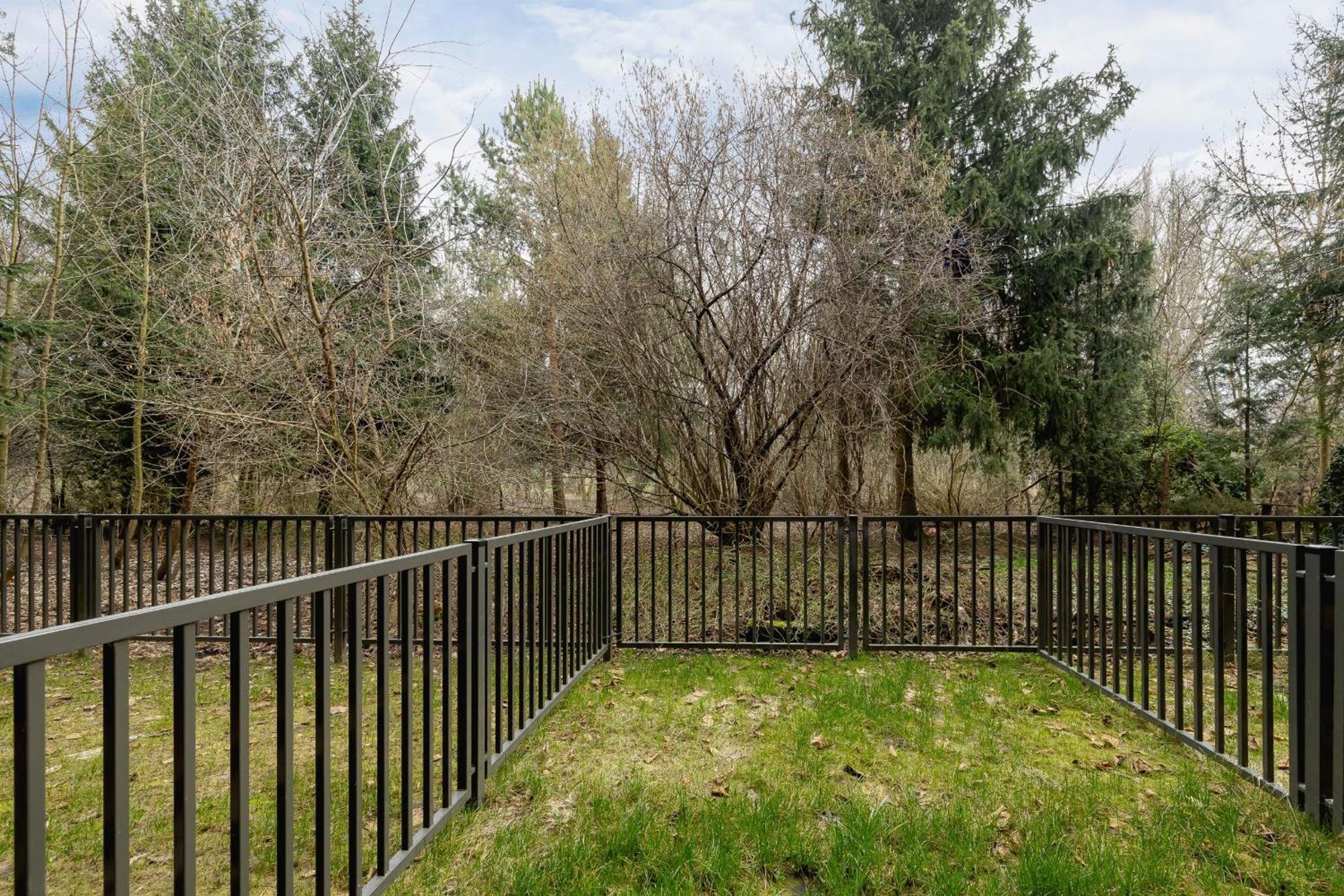 Bright In With Garden, Air Conditioning, Parking And Desk By Renters Prestige *