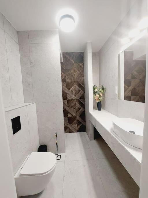Apartment Przestronny Apartament, Ogrodek, Miejsca Postojowe W Garazu *