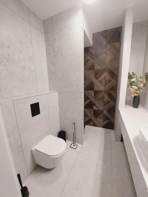 Przestronny Apartament, Ogrodek, Miejsca Postojowe W Garazu Apartment