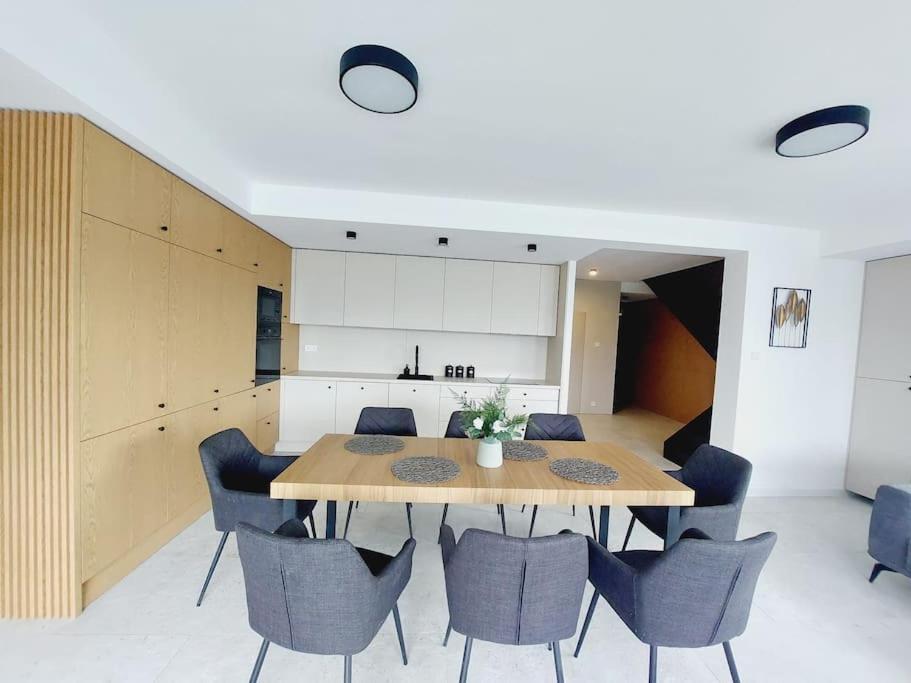 Przestronny Apartament, Ogrodek, Miejsca Postojowe W Garazu *