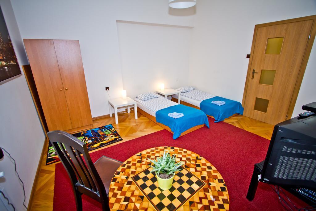 B Movie Guest Homestay *