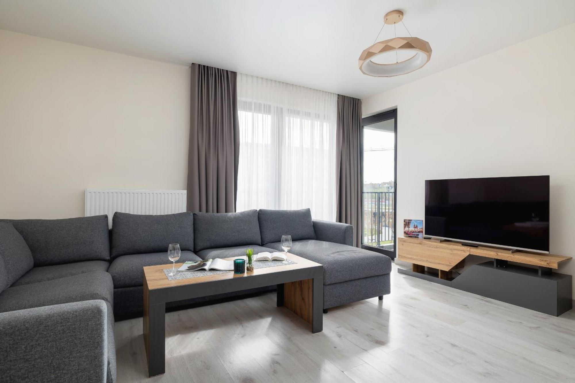 Beautiful & Spacious 1 Bedroom Apartament With Balcony By Renters