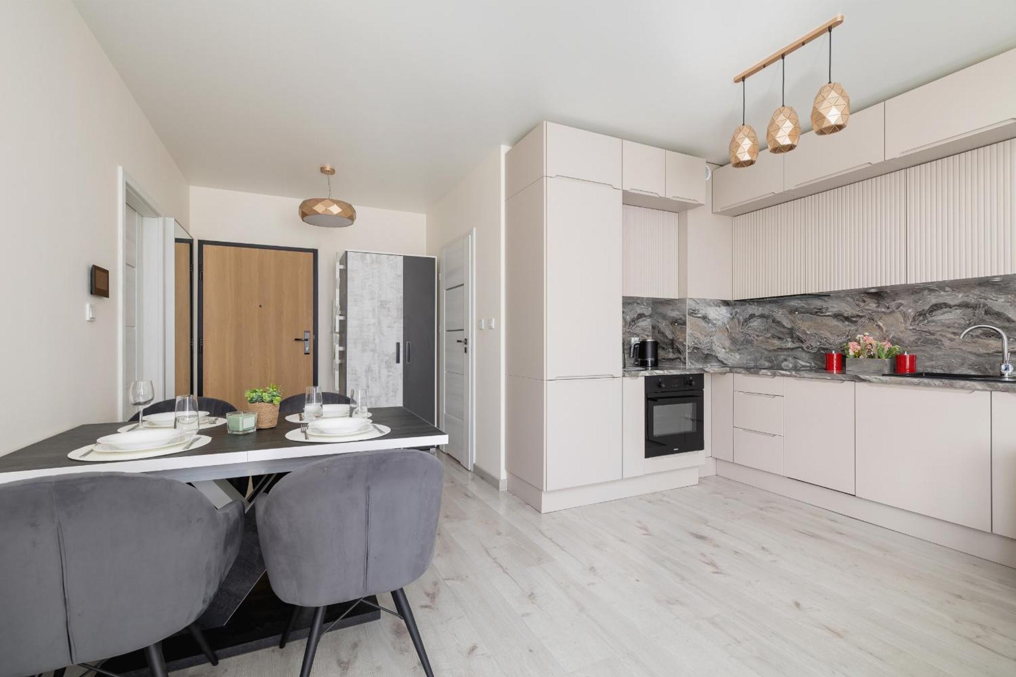 Beautiful & Spacious 1 Bedroom Apartament With Balcony By Renters * Krakow