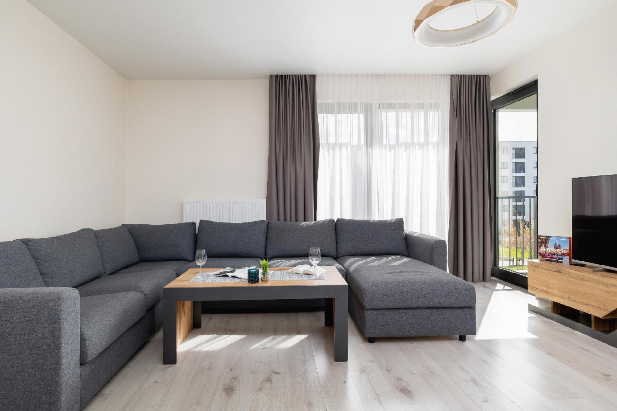 Beautiful & Spacious 1 Bedroom Apartament With Balcony By Renters *