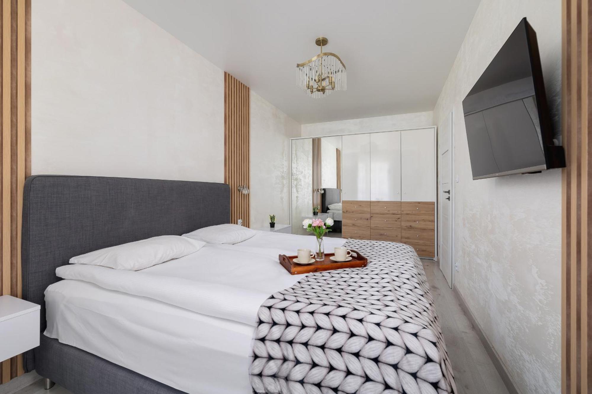 Beautiful & Spacious 1 Bedroom Apartament With Balcony By Renters *