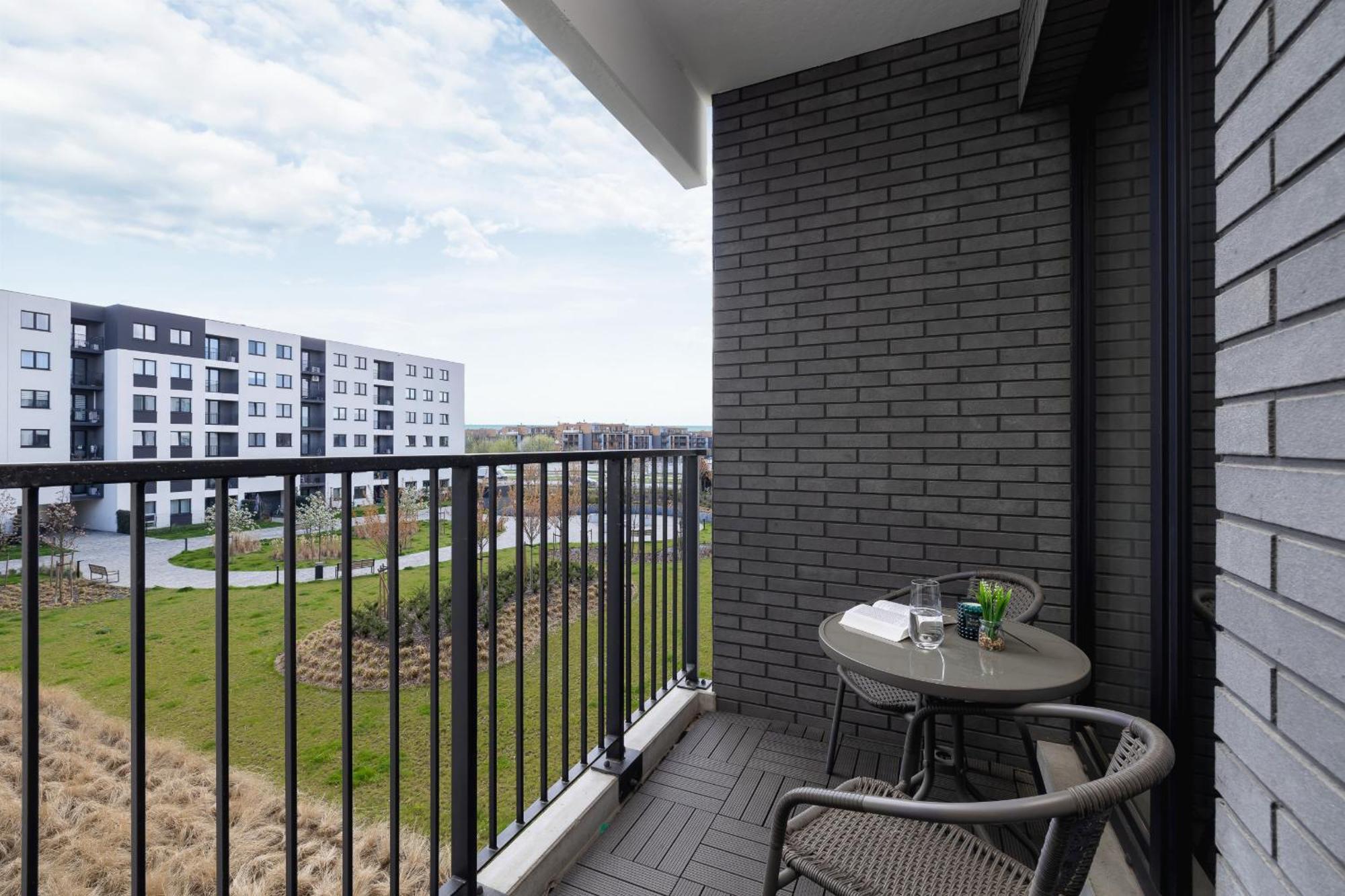 Beautiful & Spacious 1 Bedroom Apartament With Balcony By Renters Apartment *