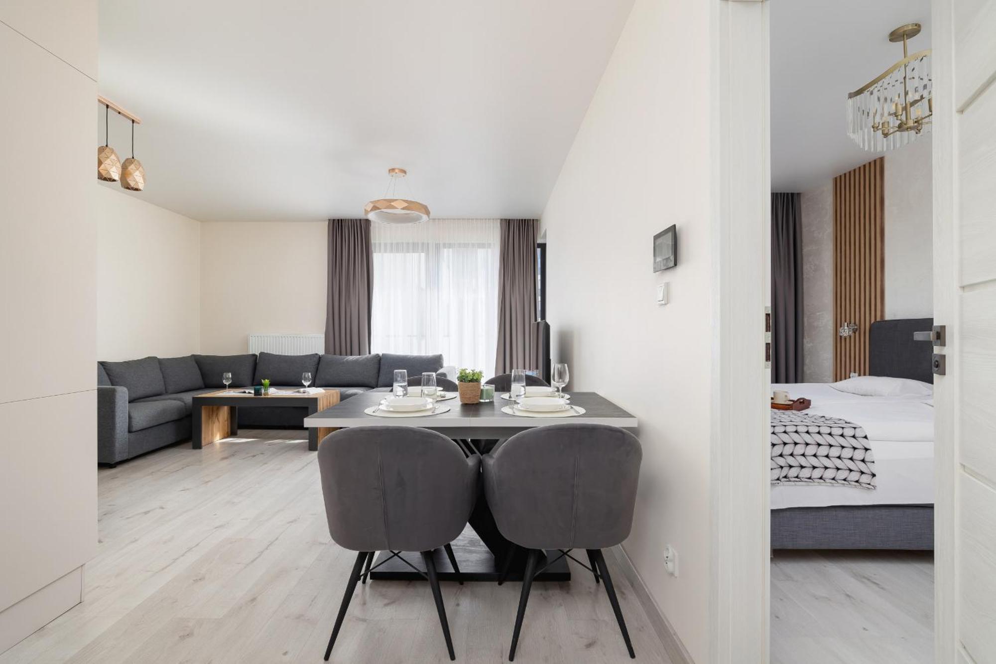Beautiful & Spacious 1 Bedroom Apartament With Balcony By Renters Apartment *