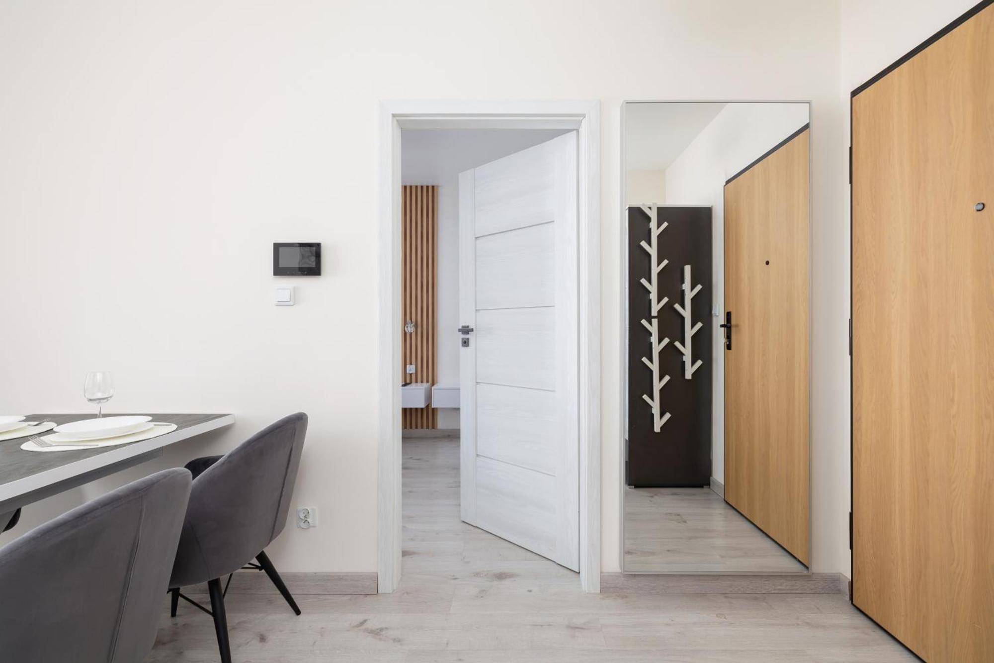 Apartment Beautiful & Spacious 1 Bedroom Apartament With Balcony By Renters