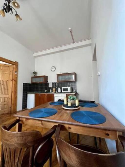 Plac Szczepanski / Old Town Apartment *