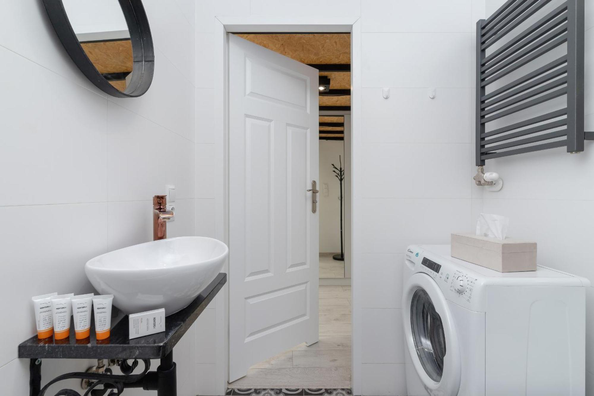 Comfortable And Elegant Studio With Balcony For 4 People In Cracow By Renters